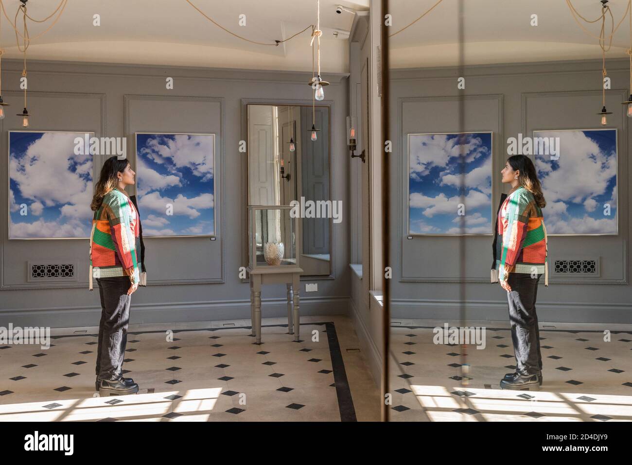 Londres, Royaume-Uni. 9 octobre 2020. Un membre du personnel en face des œuvres de Mimi Hope lors du lancement de la Maison des bandits à Mayfair – un nouvel espace d'art et de mode de la Fondation Sarabande. La Fondation, établie par feu Lee Alexander McQueen, soutient et promeut le talent créatif. Les œuvres d'une sélection des 100 artistes et designers que la Fondation a soutenu jusqu'à présent sont présentées dans ce nouveau magasin et galerie temporaire sur la rue Vigo, à côté du magasin Burberry Regent Street. L'ouverture coïncide avec la semaine de la Frise et se déroule jusqu'à Noël. Credit: Stephen Chung / Alamy Live News Banque D'Images