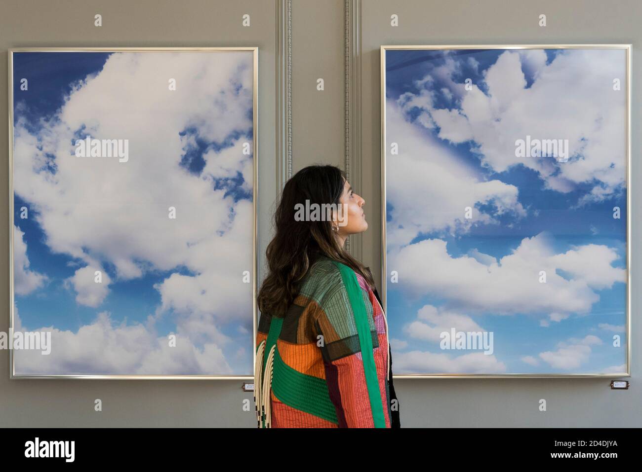 Londres, Royaume-Uni. 9 octobre 2020. Un membre du personnel voit des œuvres de Mimi Hope lors du lancement de la Maison des bandits à Mayfair – un nouvel espace d'art et de mode de la Fondation Sarabande. La Fondation, établie par feu Lee Alexander McQueen, soutient et promeut le talent créatif. Les œuvres d'une sélection des 100 artistes et designers que la Fondation a soutenu jusqu'à présent sont présentées dans ce nouveau magasin et galerie temporaire sur la rue Vigo, à côté du magasin Burberry Regent Street. L'ouverture coïncide avec la semaine de la Frise et se déroule jusqu'à Noël. Credit: Stephen Chung / Alamy Live News Banque D'Images