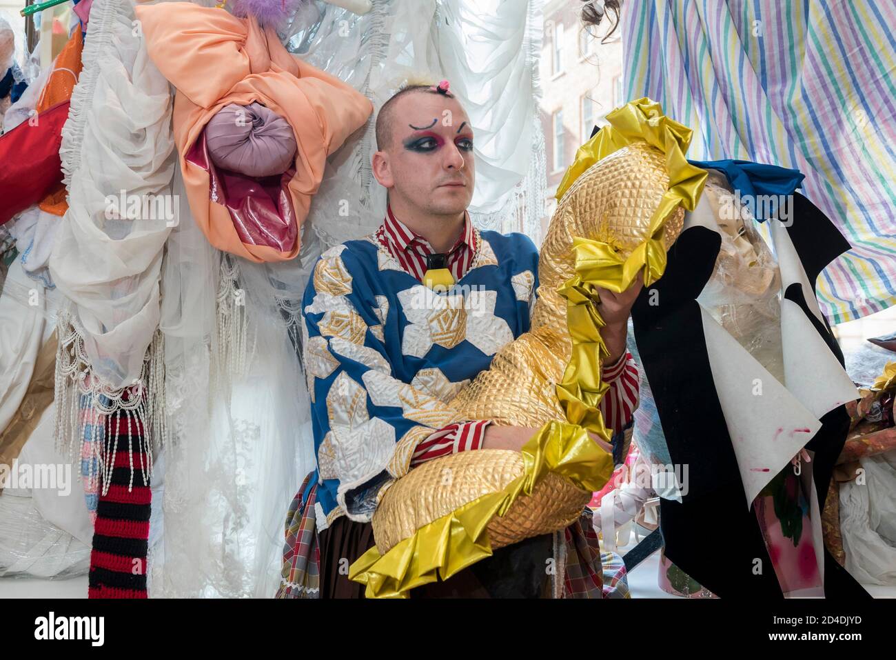 Londres, Royaume-Uni. 9 octobre 2020. Joshua Beaty, un artiste d'installation, pose avec ses œuvres au lancement de la Maison des bandits à Mayfair – un nouvel espace d'art et de mode par la Fondation Sarabande. La Fondation, établie par feu Lee Alexander McQueen, soutient et promeut le talent créatif. Les œuvres d'une sélection des 100 artistes et designers que la Fondation a soutenu jusqu'à présent sont présentées dans ce nouveau magasin et galerie temporaire sur la rue Vigo, à côté du magasin Burberry Regent Street. L'ouverture coïncide avec la semaine de la Frise et se déroule jusqu'à Noël. Crédit: Stephen Chung / Al Banque D'Images