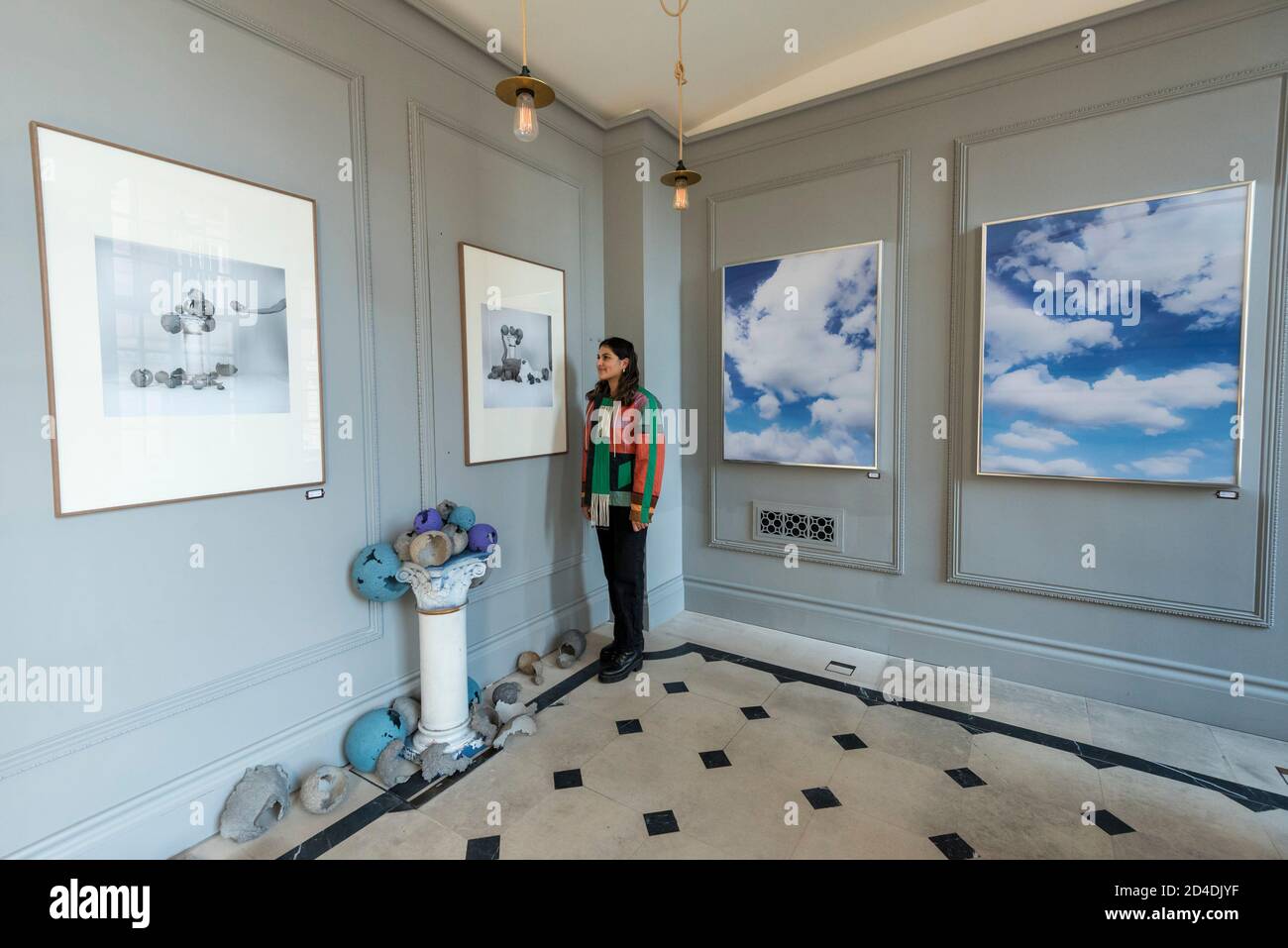 Londres, Royaume-Uni. 9 octobre 2020. Un membre du personnel voit des œuvres de l'artiste visuel Paloma Tendero (L) à côté des œuvres de Mimi Hope (R) lors du lancement de la Maison des bandits à Mayfair – un nouvel espace d'art et de mode de la Fondation Sarabande. La Fondation, établie par feu Lee Alexander McQueen, soutient et promeut le talent créatif. Les œuvres d'une sélection des 100 artistes et designers que la Fondation a soutenu jusqu'à présent sont présentées dans ce nouveau magasin et galerie temporaire sur la rue Vigo, à côté du magasin Burberry Regent Street. L'ouverture coïncide avec la semaine de la Frise et s'étend jusqu'à Chr Banque D'Images