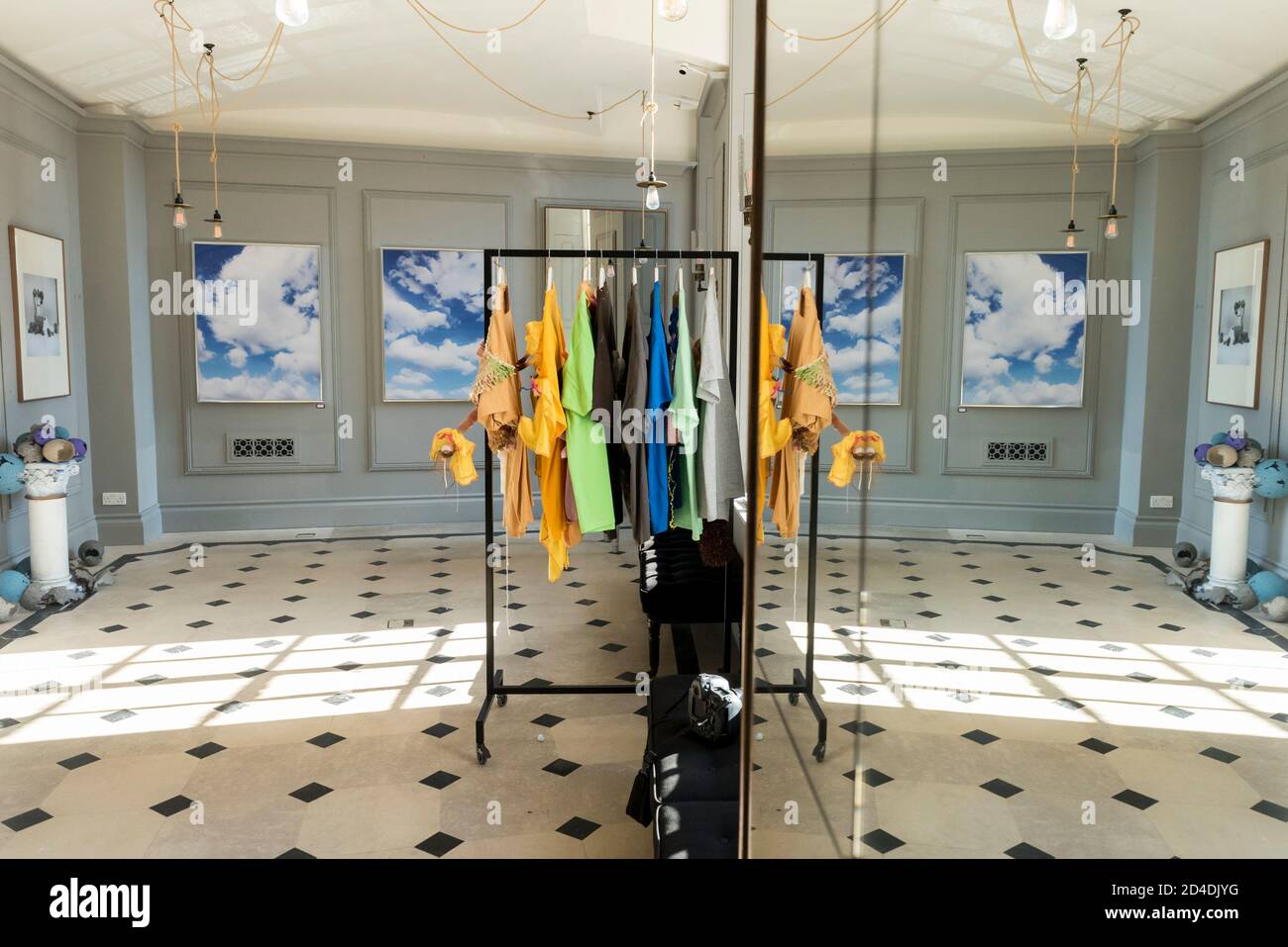 Londres, Royaume-Uni. 9 octobre 2020. Une vue générale des œuvres de l'artiste visuel Paloma Tendero, Mimi Hope et Joshua Beaty lors du lancement de la Maison des bandits à Mayfair – un nouvel espace d'art et de mode par la Fondation Sarabande. La Fondation, établie par feu Lee Alexander McQueen, soutient et promeut le talent créatif. Les œuvres d'une sélection des 100 artistes et designers que la Fondation a soutenu jusqu'à présent sont présentées dans ce nouveau magasin et galerie temporaire sur la rue Vigo, à côté du magasin Burberry Regent Street. L'ouverture coïncide avec la semaine de la Frise et se déroule jusqu'à Noël. Banque D'Images