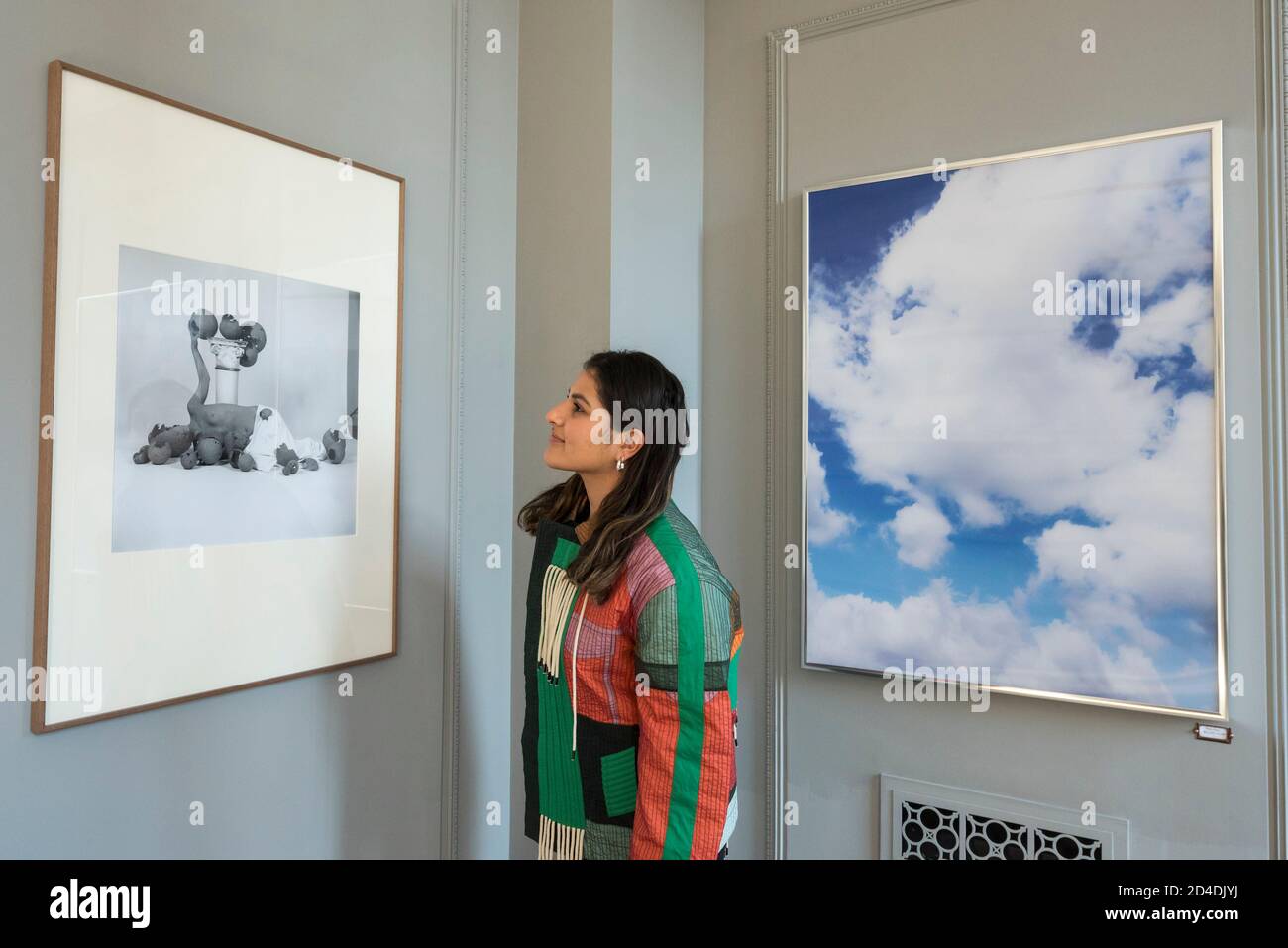 Londres, Royaume-Uni. 9 octobre 2020. Un membre du personnel voit une œuvre de l'artiste visuel Paloma Tendero (L) à côté d'une œuvre de Mimi Hope (R) lors du lancement de la Maison des bandits à Mayfair – un nouvel espace d'art et de mode de la Fondation Sarabande. La Fondation, établie par feu Lee Alexander McQueen, soutient et promeut le talent créatif. Les œuvres d'une sélection des 100 artistes et designers que la Fondation a soutenu jusqu'à présent sont présentées dans ce nouveau magasin et galerie temporaire sur la rue Vigo, à côté du magasin Burberry Regent Street. L'ouverture coïncide avec la semaine de la Frise et s'étend jusqu'à C Banque D'Images