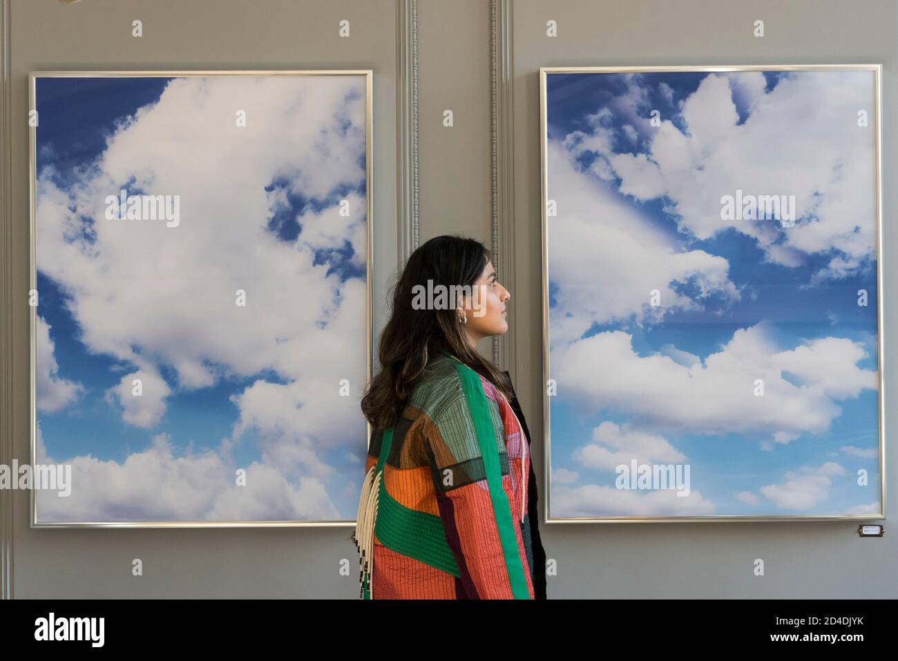 Londres, Royaume-Uni. 9 octobre 2020. Un membre du personnel voit des œuvres de Mimi Hope lors du lancement de la Maison des bandits à Mayfair – un nouvel espace d'art et de mode de la Fondation Sarabande. La Fondation, établie par feu Lee Alexander McQueen, soutient et promeut le talent créatif. Les œuvres d'une sélection des 100 artistes et designers que la Fondation a soutenu jusqu'à présent sont présentées dans ce nouveau magasin et galerie temporaire sur la rue Vigo, à côté du magasin Burberry Regent Street. L'ouverture coïncide avec la semaine de la Frise et se déroule jusqu'à Noël. Credit: Stephen Chung / Alamy Live News Banque D'Images