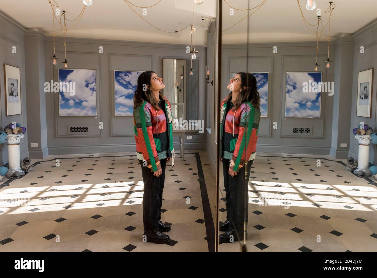 Londres, Royaume-Uni. 9 octobre 2020. Un membre du personnel en face des œuvres de Paloma Tendero et Mimi Hope lors du lancement de la Maison des bandits à Mayfair – un nouvel espace d'art et de mode de la Fondation Sarabande. La Fondation, établie par feu Lee Alexander McQueen, soutient et promeut le talent créatif. Les œuvres d'une sélection des 100 artistes et designers que la Fondation a soutenu jusqu'à présent sont présentées dans ce nouveau magasin et galerie temporaire sur la rue Vigo, à côté du magasin Burberry Regent Street. L'ouverture coïncide avec la semaine de la Frise et se déroule jusqu'à Noël. Crédit : Stephen Chun Banque D'Images