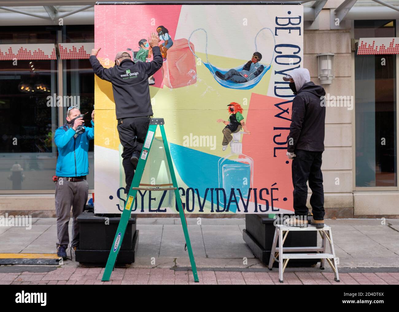 Ottawa, Canada. 8 octobre 2020. L'équipage installe une nouvelle exposition d'art bilingue « be CovidWise » sur la rue Sparks Banque D'Images