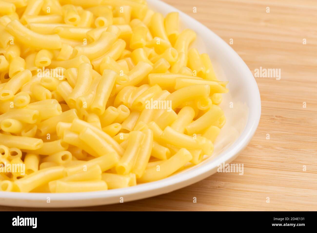 Assiette de délicieux Macaroni au fromage sur un bois arrière-plan Banque D'Images