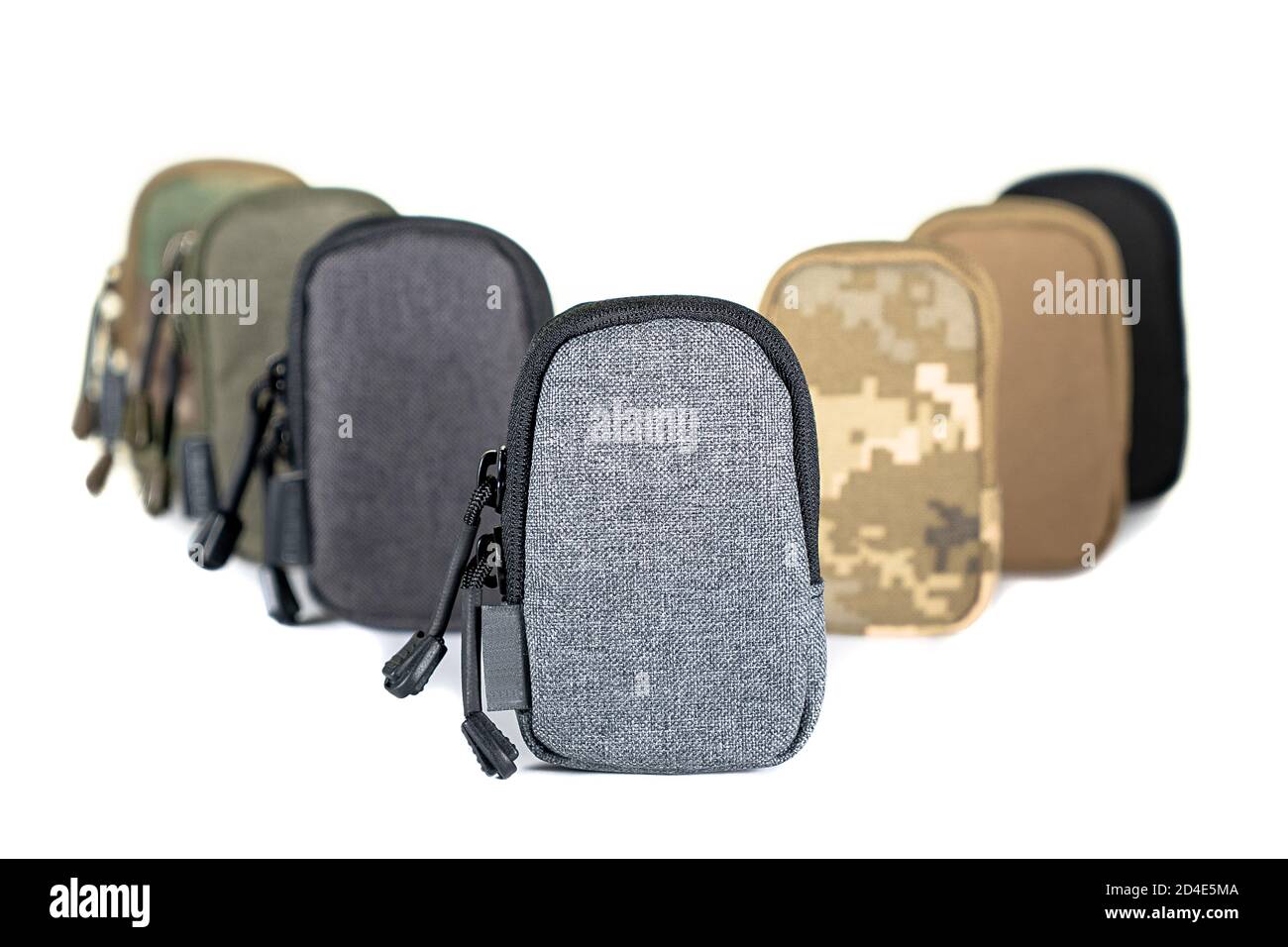 Sac à dos équipement couleur de protection kaki, équipement de sport tactique isolé sur fond blanc Banque D'Images