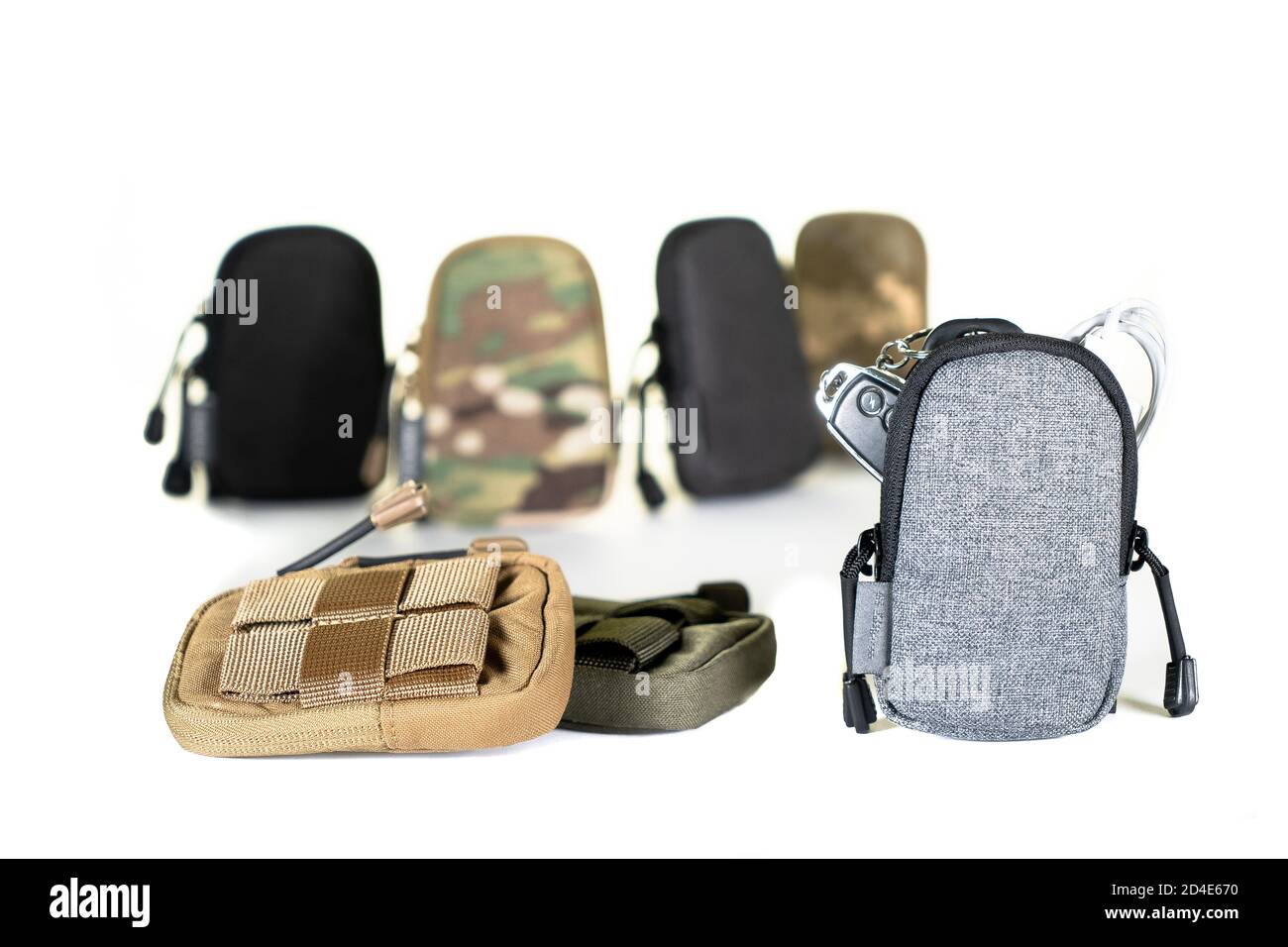 Sac à dos équipement couleur de protection kaki, équipement de sport tactique isolé sur fond blanc Banque D'Images