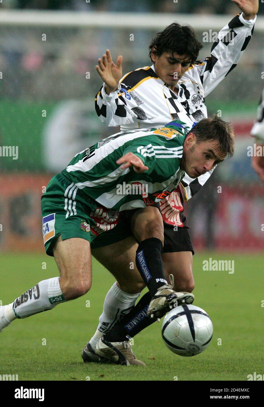 In der Fussball-Bundesliga spielt heute am 31.Oktober 2004 in Wien Rapid  gegen Sturm. Im Bild kaempfen der Rapidspieler Steffen Hofmann (L) und der  Sturmspieler Francisco Rojas um den Ball. REUTERS/Robert Zolles REUTERS