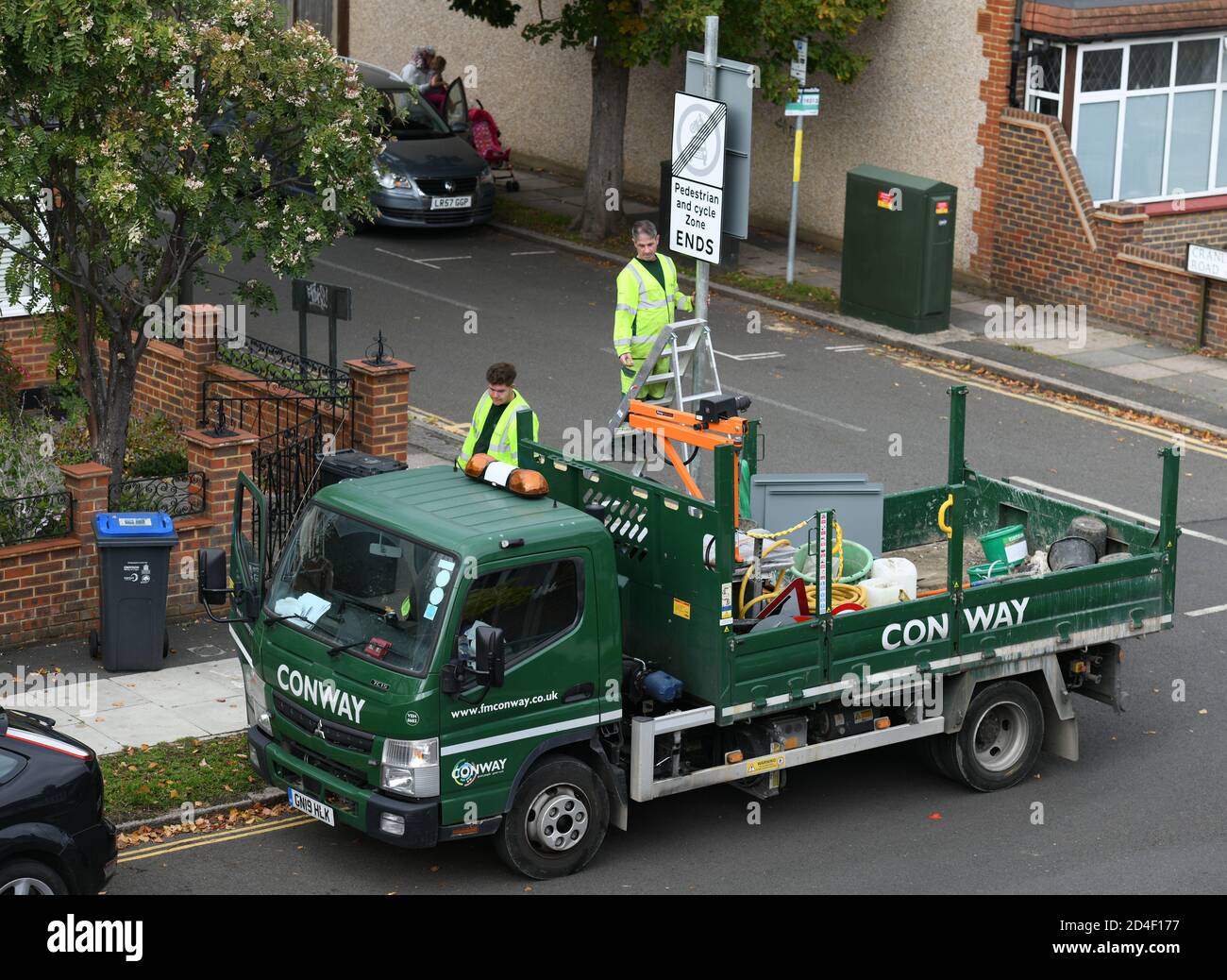 Londres, Royaume-Uni. 9 octobre 2020. Des panneaux sont installés pour une zone d'accès restreint aux véhicules de la zone de sécurité scolaire dans une rue résidentielle de London Borough of Merton. Le site Internet du Conseil indique: «les rues scolaires permettent aux enfants de marcher, de faire du vélo et de marcher à l'école en toute sécurité. La réduction des trajets entre véhicules est importante pour améliorer la qualité de l'air et le changement climatique et contribuera à soutenir une reprise écologique suite aux restrictions résultant de la pandémie COVID-19. À partir de septembre 2020, des panneaux comme celui-ci (photo) montreront que la rue sera faite dans une zone piétonne et à vélo seulement. Les restrictions s'appliquent généralement Banque D'Images