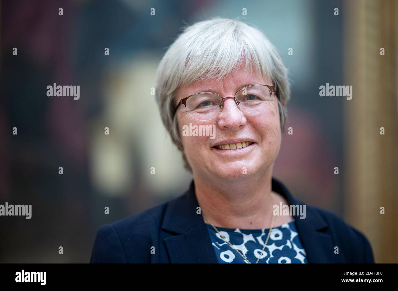 02 octobre 2020, Berlin: Barbara Göbel, directrice de l'Institut ibéro-américain, est présente dans son bureau. L'Institut ibéro-américain est une institution multidisciplinaire en sciences humaines, culturelles et sociales, qui se concentre sur l'Amérique latine, les Caraïbes, l'Espagne et le Portugal. Photo: Fabian Sommer/dpa Banque D'Images