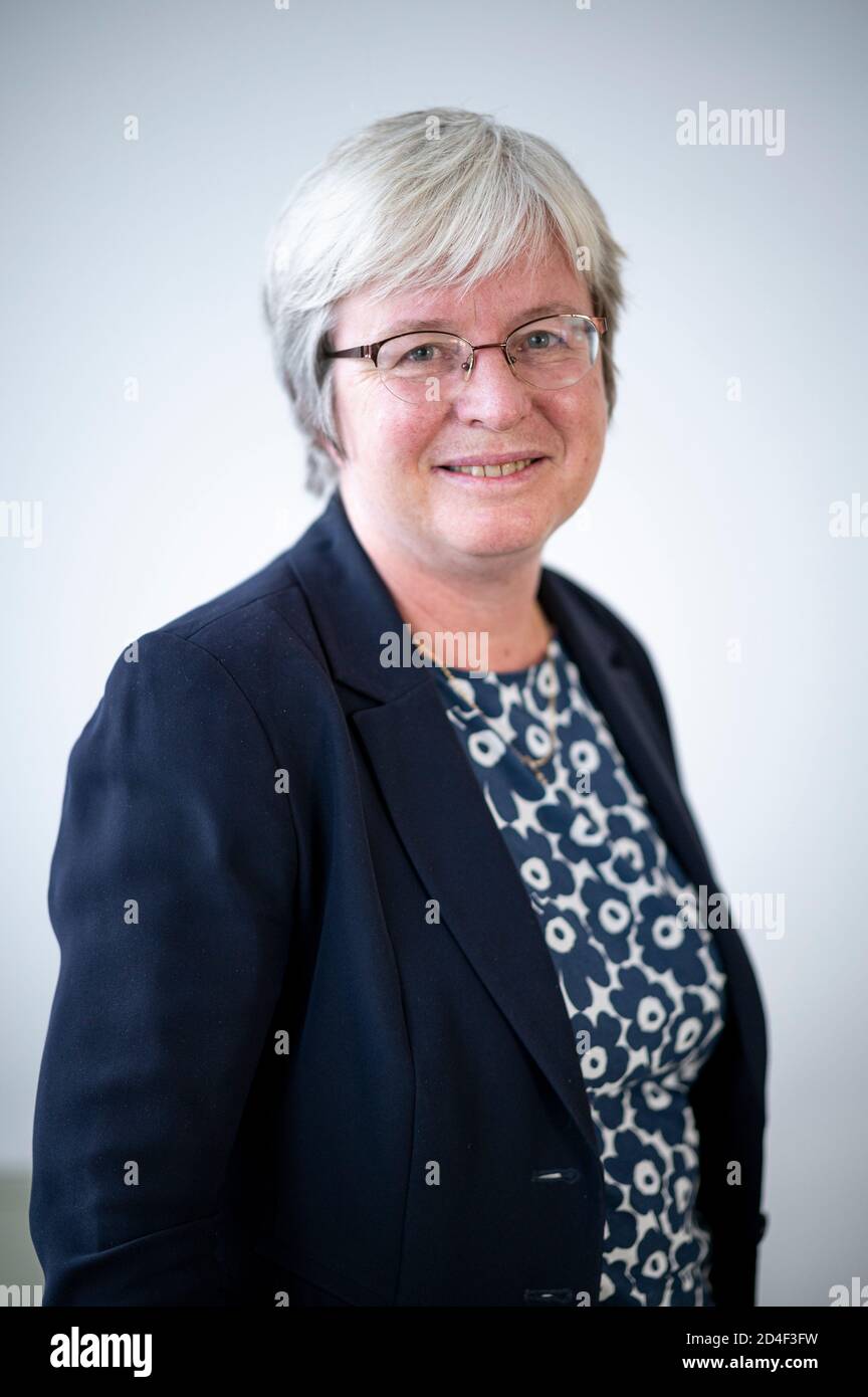 02 octobre 2020, Berlin: Barbara Göbel, directrice de l'Institut ibéro-américain, est présente dans son bureau. L'Institut ibéro-américain est une institution multidisciplinaire en sciences humaines, culturelles et sociales, qui se concentre sur l'Amérique latine, les Caraïbes, l'Espagne et le Portugal. Photo: Fabian Sommer/dpa Banque D'Images