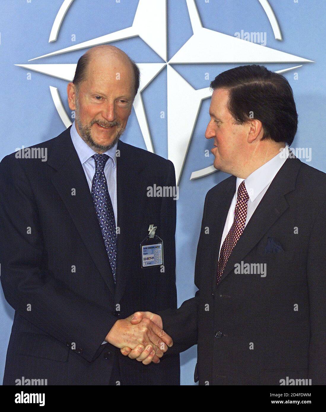 Le Premier ministre bulgare Simeon Saxe-Cobourg (L) est accueilli par le Secrétaire général de l'OTAN George Robertson au siège de l'Alliance à Bruxelles le 22 octobre 2001. Saxe-Cobourg est en visite officielle de deux jours en Belgique. REUTERS/Yves Herman HRM/ Banque D'Images