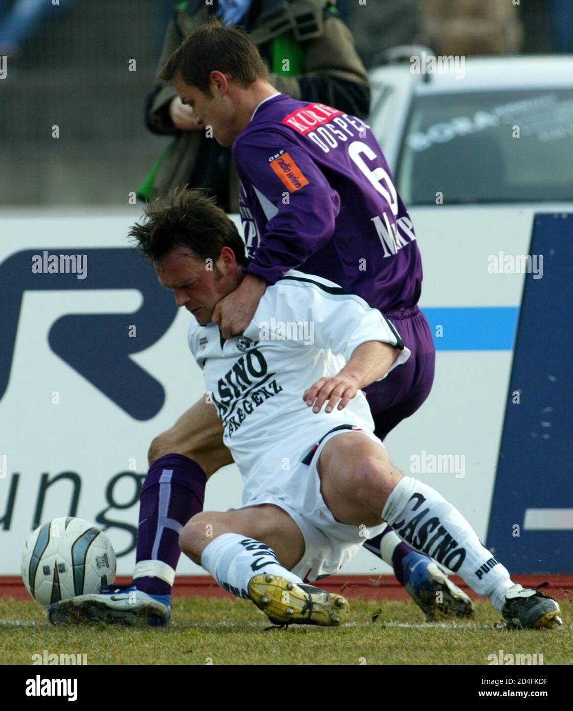 In Bregenz findet heute, am 13. Maerz 2004, das Fussball-Bundesligaspiel  Bregenz gegen FK Austria Wien statt. Im Bild Austrias Ernst Dospel (L) und  Gunther Schepens in Aktion. REUTERS/Miro Kuzmanovic REUTERS MIK Photo