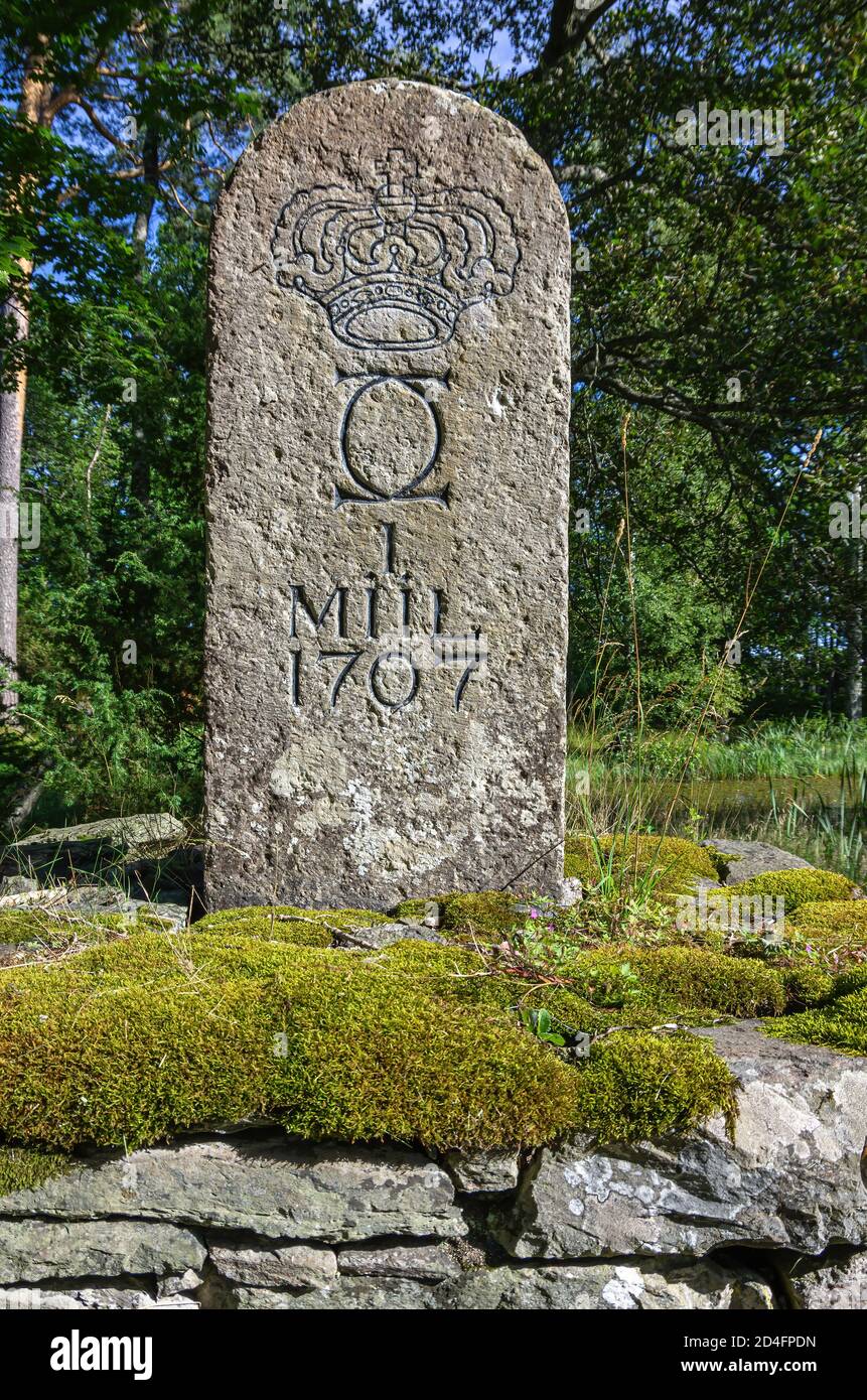 Ancien jalon suédois de 1707 à côté de la voie dans un bosquet à l'extérieur du château de Läckö au lac Vänern, Västergötland, Suède. Banque D'Images