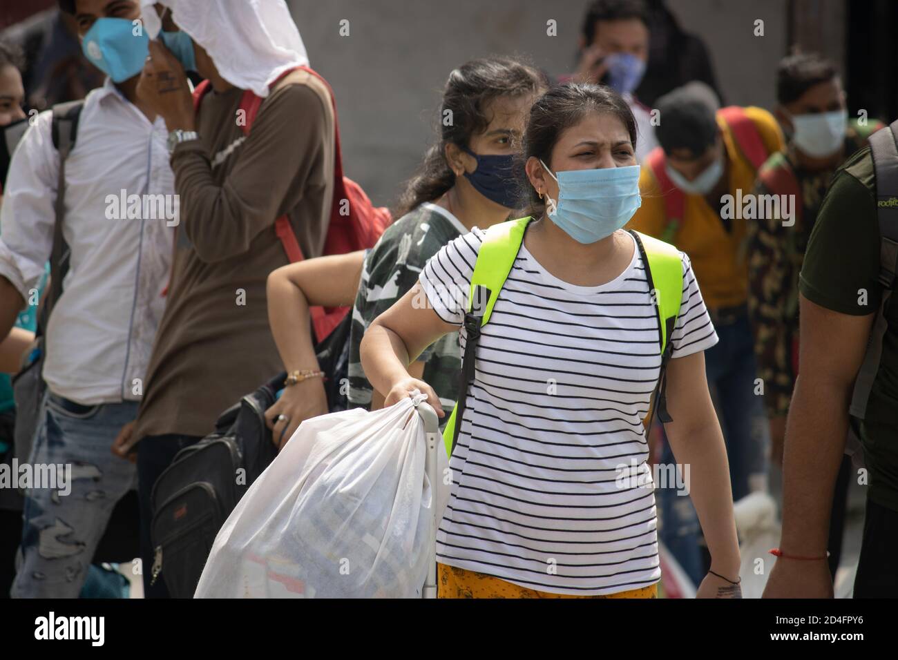 Dehradun, Uttarakhand/India-September 12 2020:UNE femme à la gare, portant un masque facial, situation pandémique de Corona. Banque D'Images