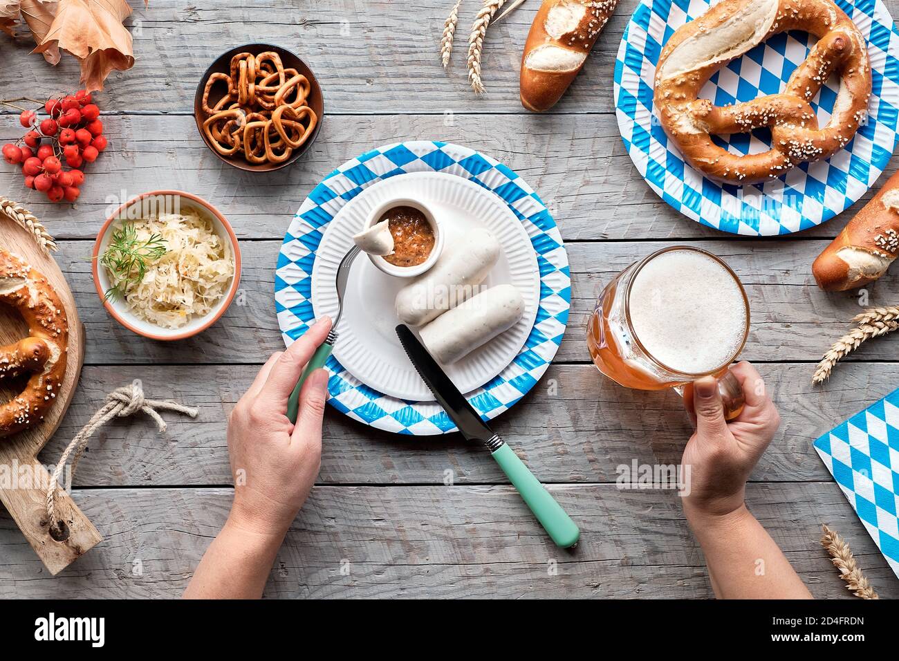 Fêtez l'Oktoberfest seul. Plats et bières traditionnels, saucisses weisshurst et bretzels. Banque D'Images