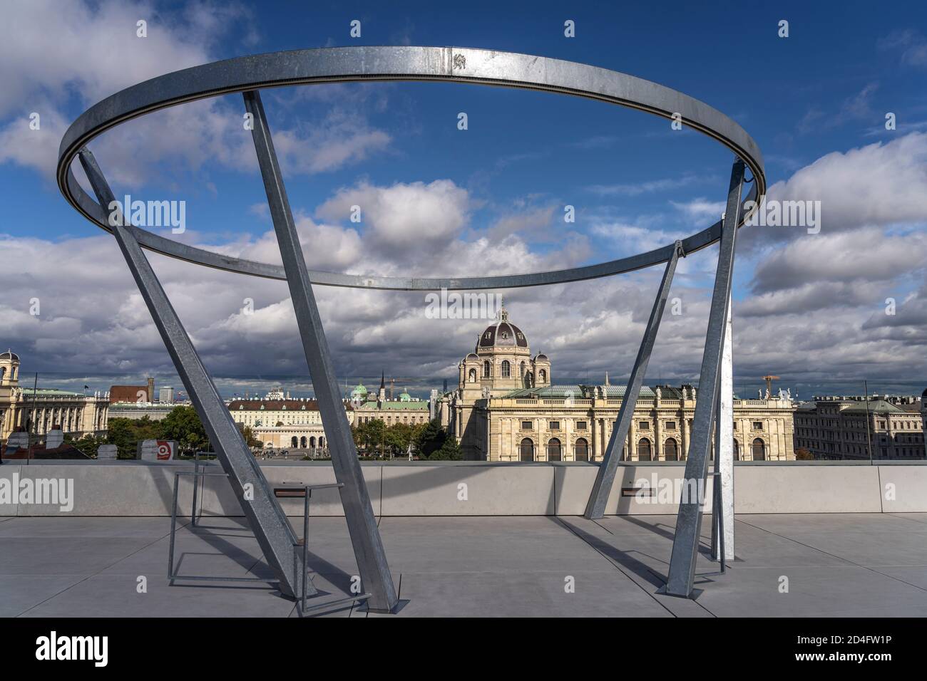 Die MQ Libelle auf dem Dach des Leopold Museums mit Blick auf das Kunsthistorische Museum, MuseumsQuartier MQ in Wien, Österreich, Europa | MQ Lib Banque D'Images