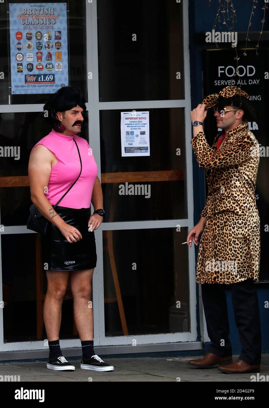 Nottingham, Nottinghamshire, Royaume-Uni. 9 octobre 2020. Les hommes en costume de fantaisie stand devant un pub après qu'il a été annoncé Nottingham a le plus haut taux d'infection Covid-19 au Royaume-Uni. Credit Darren Staples/Alay Live News. Banque D'Images