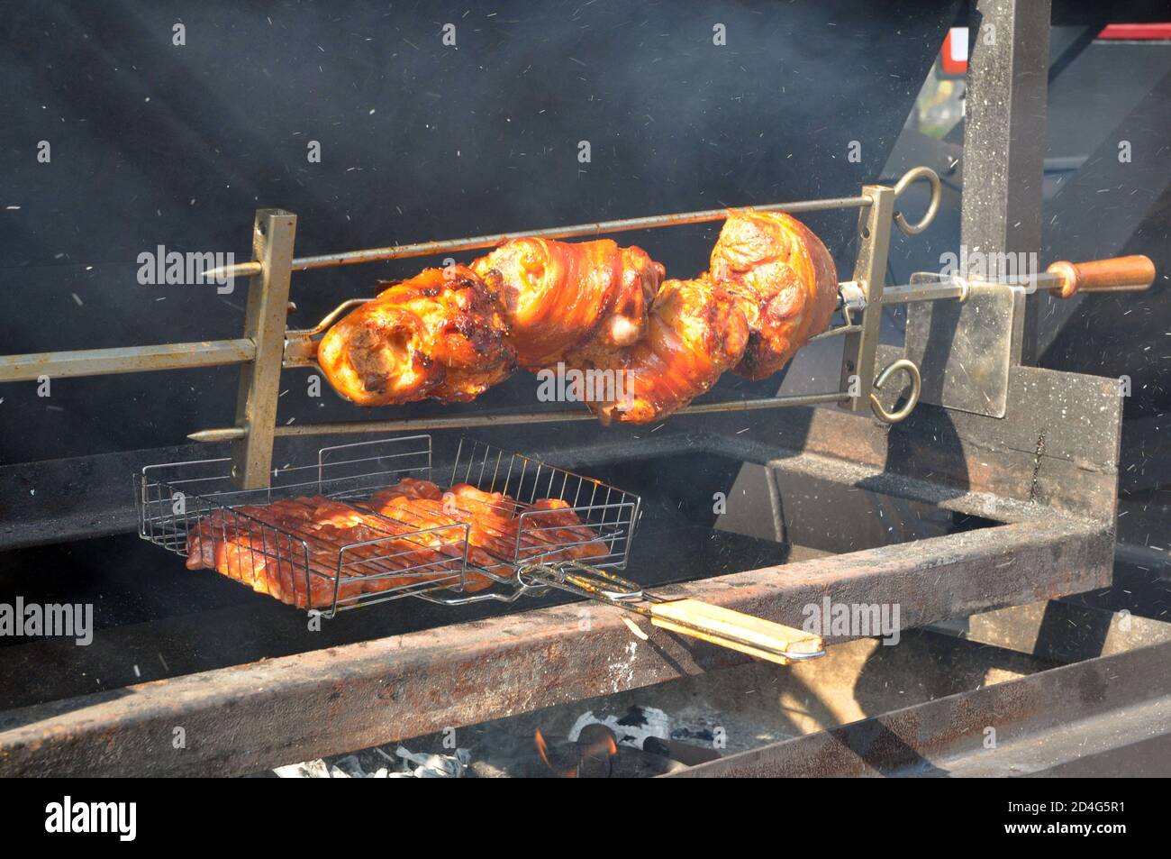 Cuisson de la viande sur un feu avec une brochette et un porte-fil. Barbecue. Banque D'Images