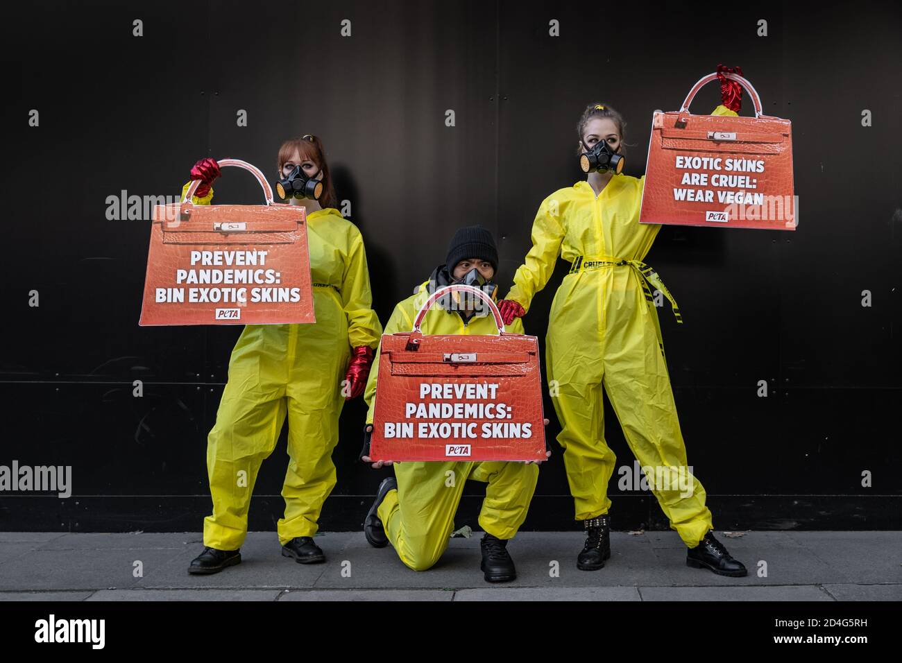 Les droits des animaux PETA manifestent contre les peaux exotiques au début de la semaine de la mode de Londres, à l'extérieur de Somerset House. Londres, Royaume-Uni. Banque D'Images