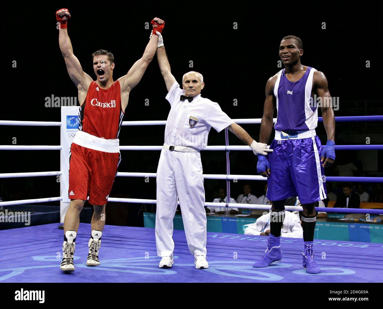 Trevor Stewardson (L) du Canada célèbre la victoire contre Flavio Furtado (R) du Cap-Vert, dans un poids léger (81 kg), lors de leur premier match de boxe aux Jeux olympiques d'été d'Athènes en 2004, le 14 août 2004. Banque D'Images