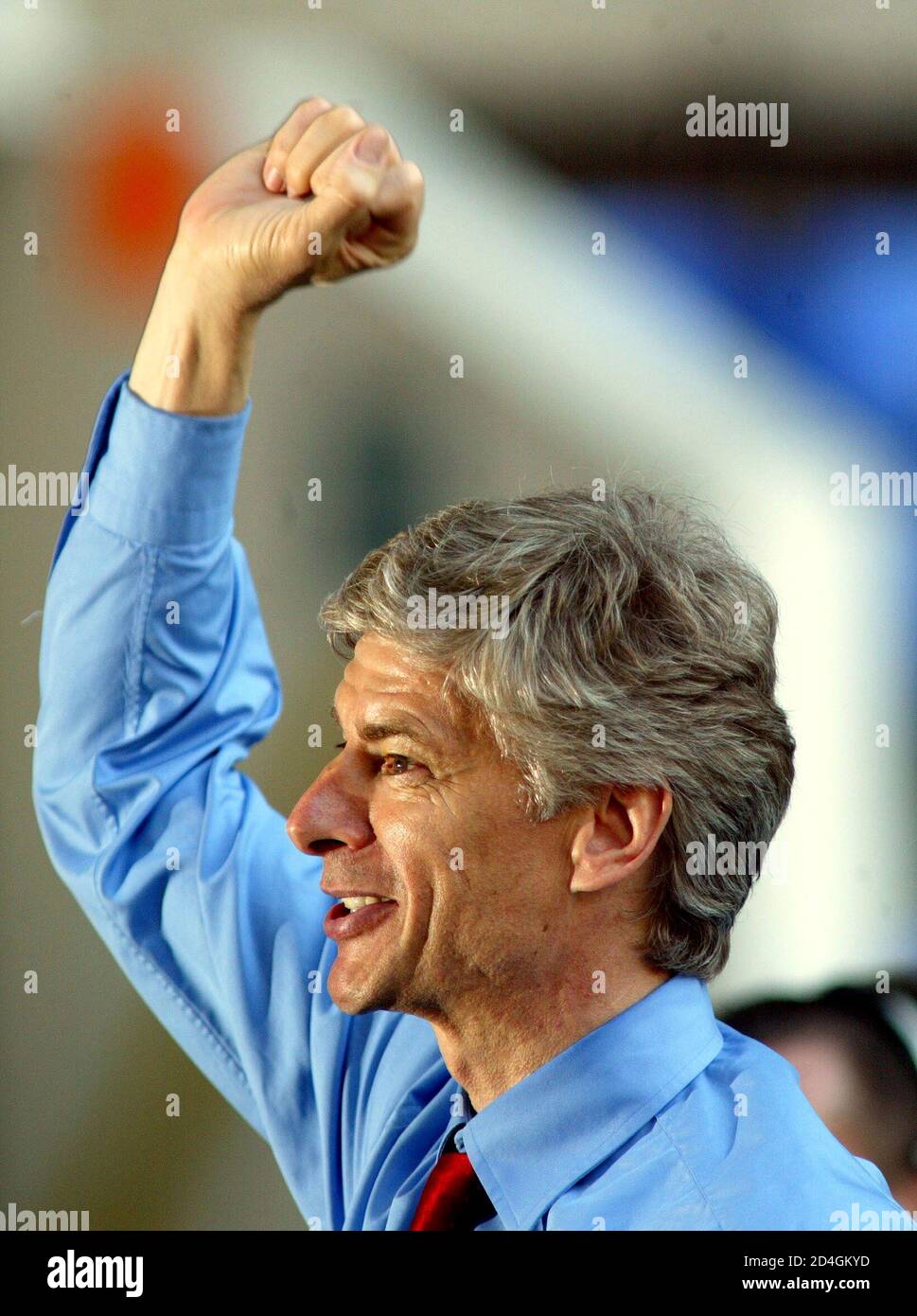 Arsenal's manager Arsene Wenger of France smiles after his side drew 2-2 with Tottenham Hotspur to win the English premier league title at White Hart Lane, London, April 25, 2004. Arsenal were crowned English champions for the 13th time on Sunday after their 2-2 draw at London rivals Tottenham Hotspur gave them an unassailable 10-point lead at the top of the standings.  ? ONLINE/INTERNET USAGE WITHOUT FAPL LICENCE. FOR DETAILS SEE WWW.FAPLWEB.COM Banque D'Images