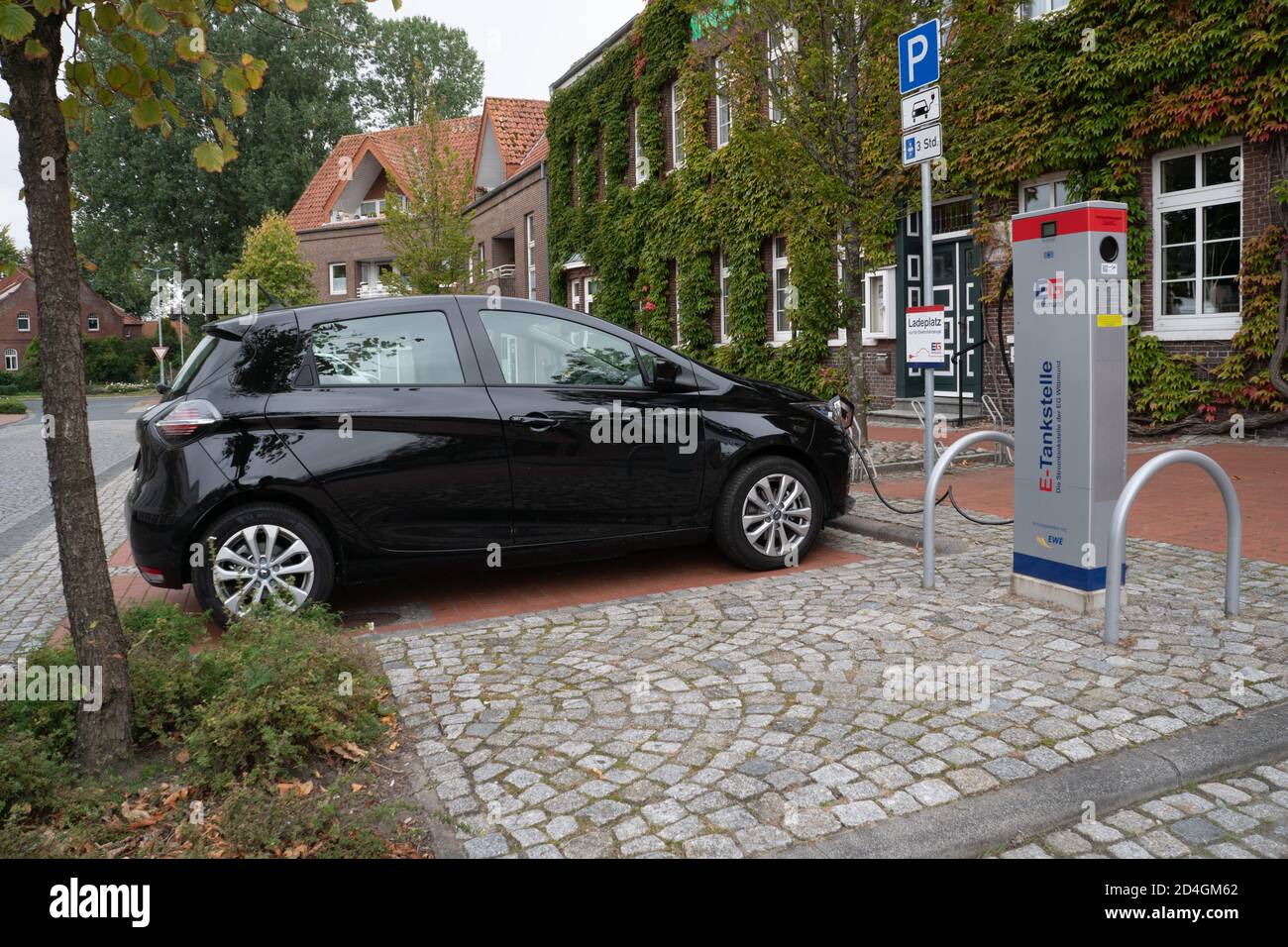 Petite voiture électrique au point de charge. Whittmund. Frison oriental. Allemagne. Octobre 2020 Banque D'Images