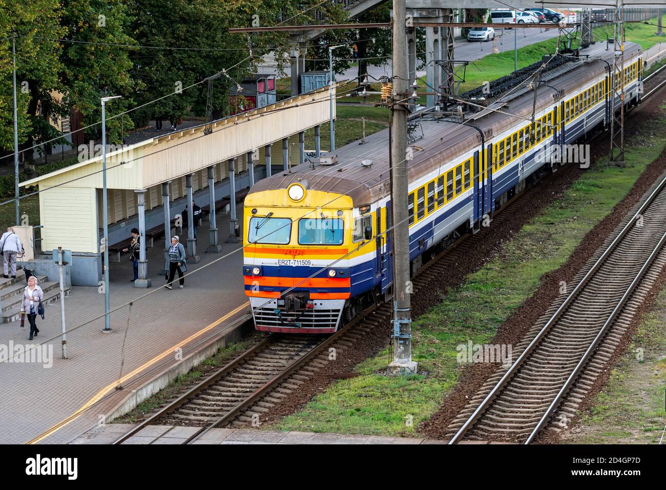 Riga, Lettonie - 8 octobre 2020 : arrivée d'un train électrique de banlieue à destination de la gare Zemitani de Riga Banque D'Images