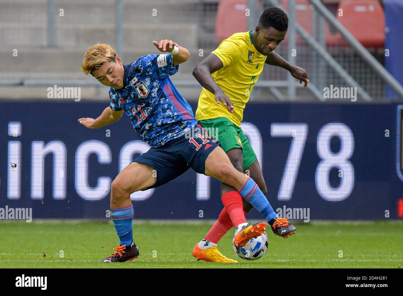 UTRECHT, PAYS-BAS - OCTOBRE 9 : Ritsu Doan du Japon, Samuel Oum Gouet du  Cameroun lors du match amical entre le Japon et le Cameroun, le 9 octobre  2020 à Utrecht, pays-Bas. (