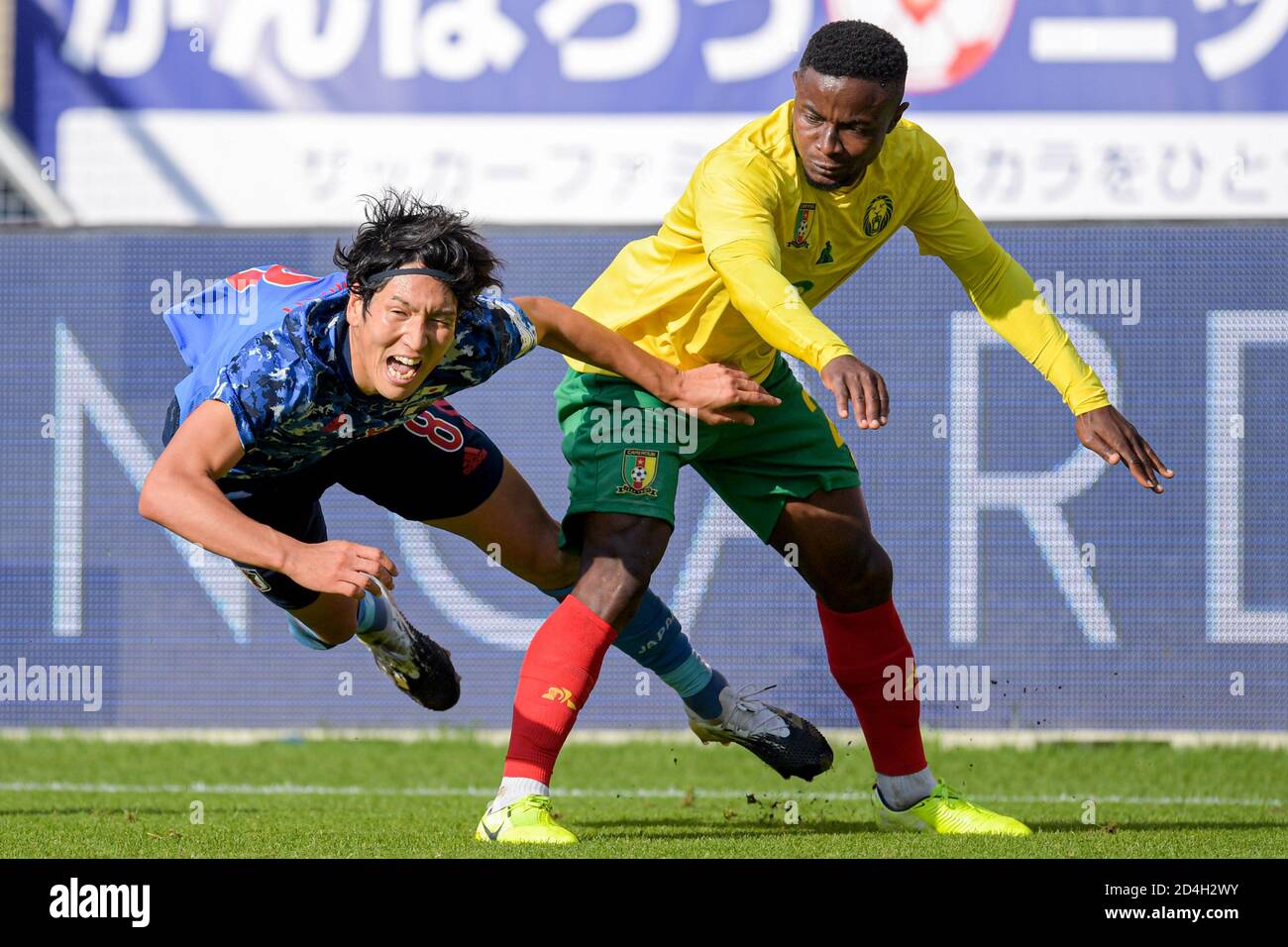 UTRECHT, PAYS-BAS - OCTOBRE 9: Genki Haraguchi du Japon, Collins Fai du  Cameroun lors du match amical entre le Japon et le Cameroun le 9 octobre  2020 à Utrecht, pays-Bas. (Photo de