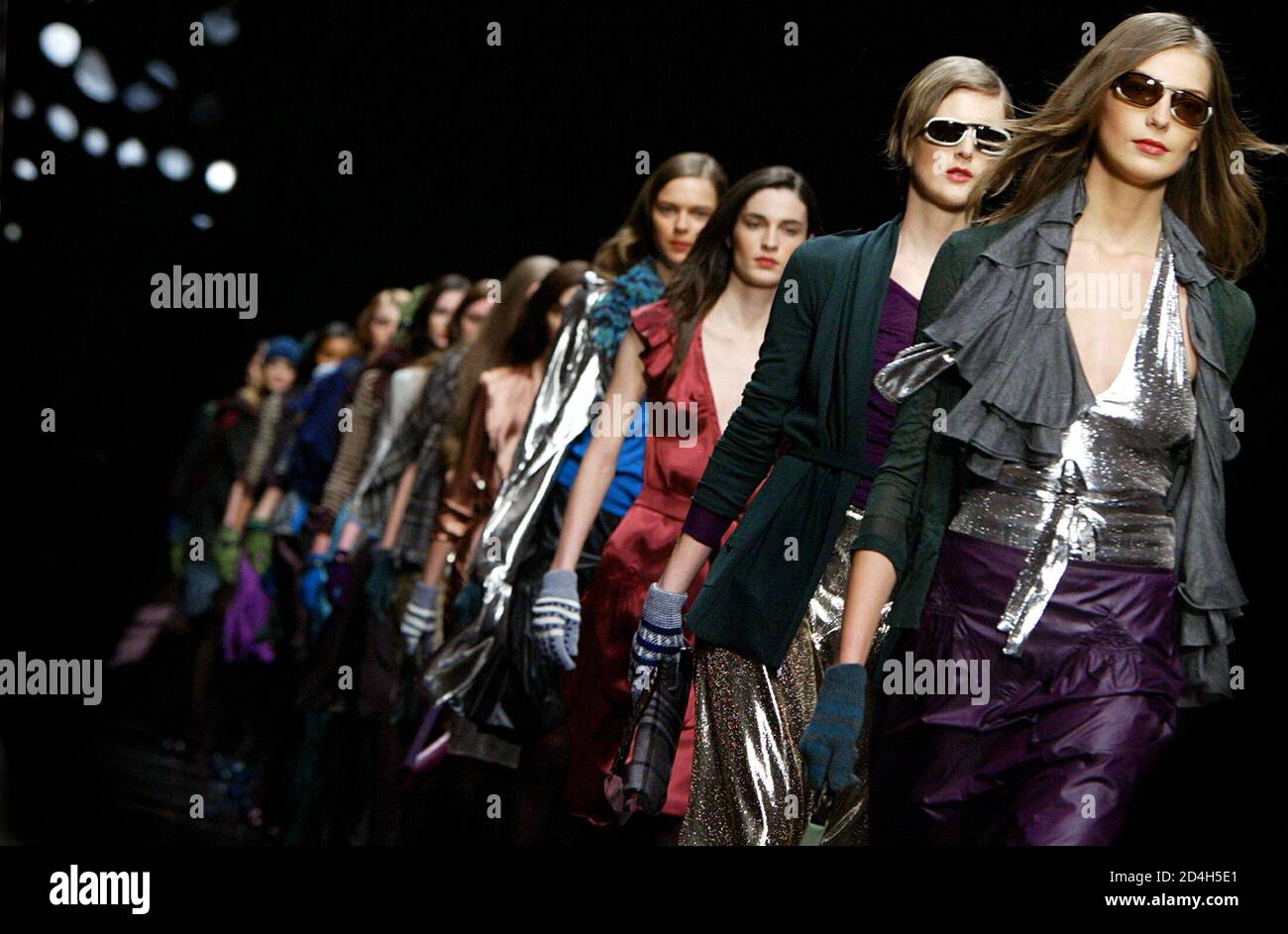 Les modèles marchent la passerelle à la fin de la collection de femmes automne/hiver 2004 de Burberry pendant la semaine de la mode de Milan 28 février 2004. Banque D'Images
