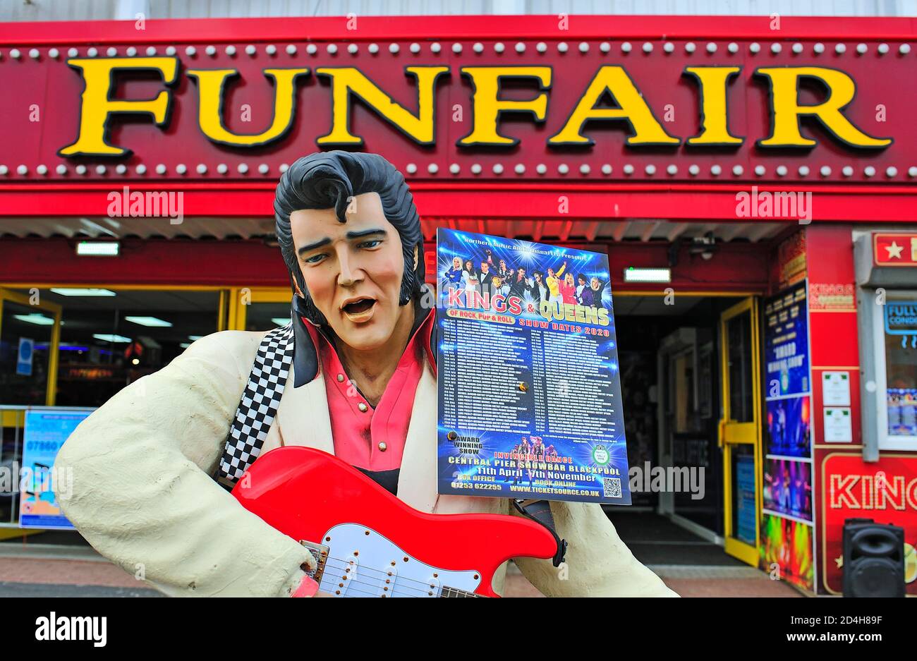 Modèle de taille de vie d'Elvis utilisé pour promouvoir le spectacle sur Central Pier, Blackpool Banque D'Images
