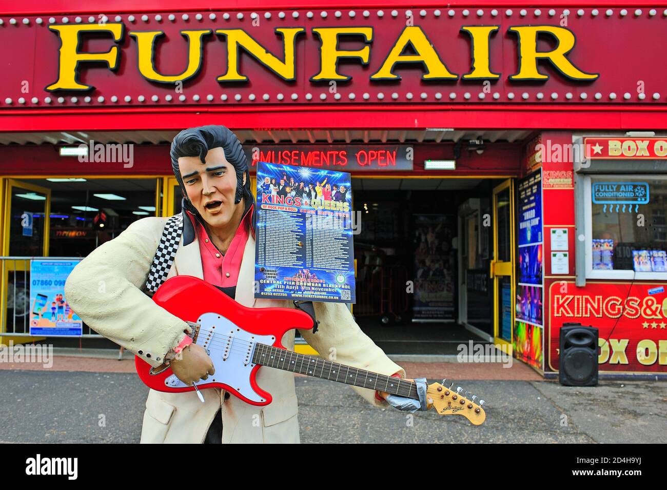 Modèle de taille de vie d'Elvis utilisé pour promouvoir le spectacle sur Central Pier, Blackpool Banque D'Images
