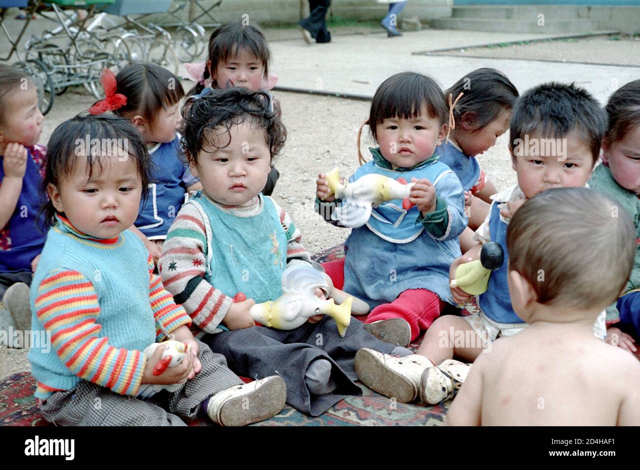 Groupe de tout-petits en pépinière dans la ville mongole orientale de Baruun-Urt, photo prise en 1977 Banque D'Images