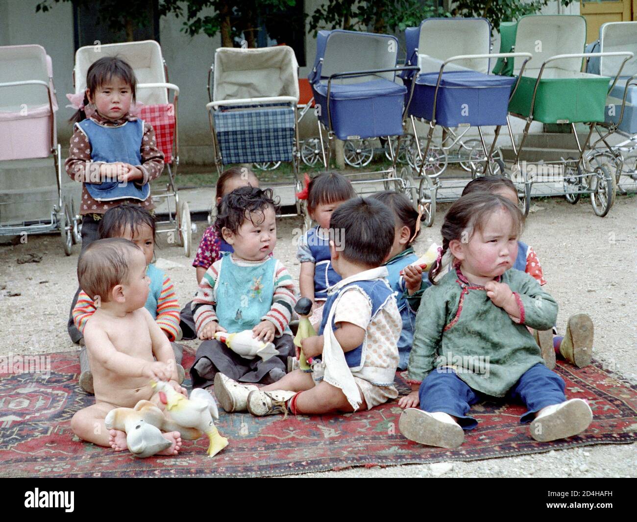 Enfants en bas âge dans la cour d'une pépinière de la ville mongole est de Baruun-Urt, photo prise en 1977 Banque D'Images