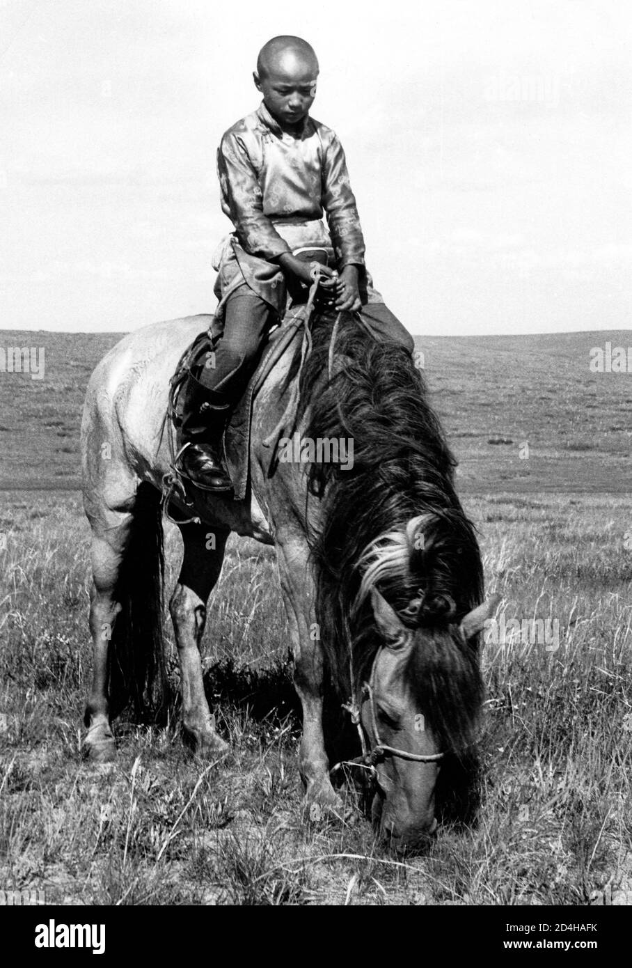 Un garçon mongol sur un cheval dans la steppe, région de Salchit, photo prise en 1977 Banque D'Images