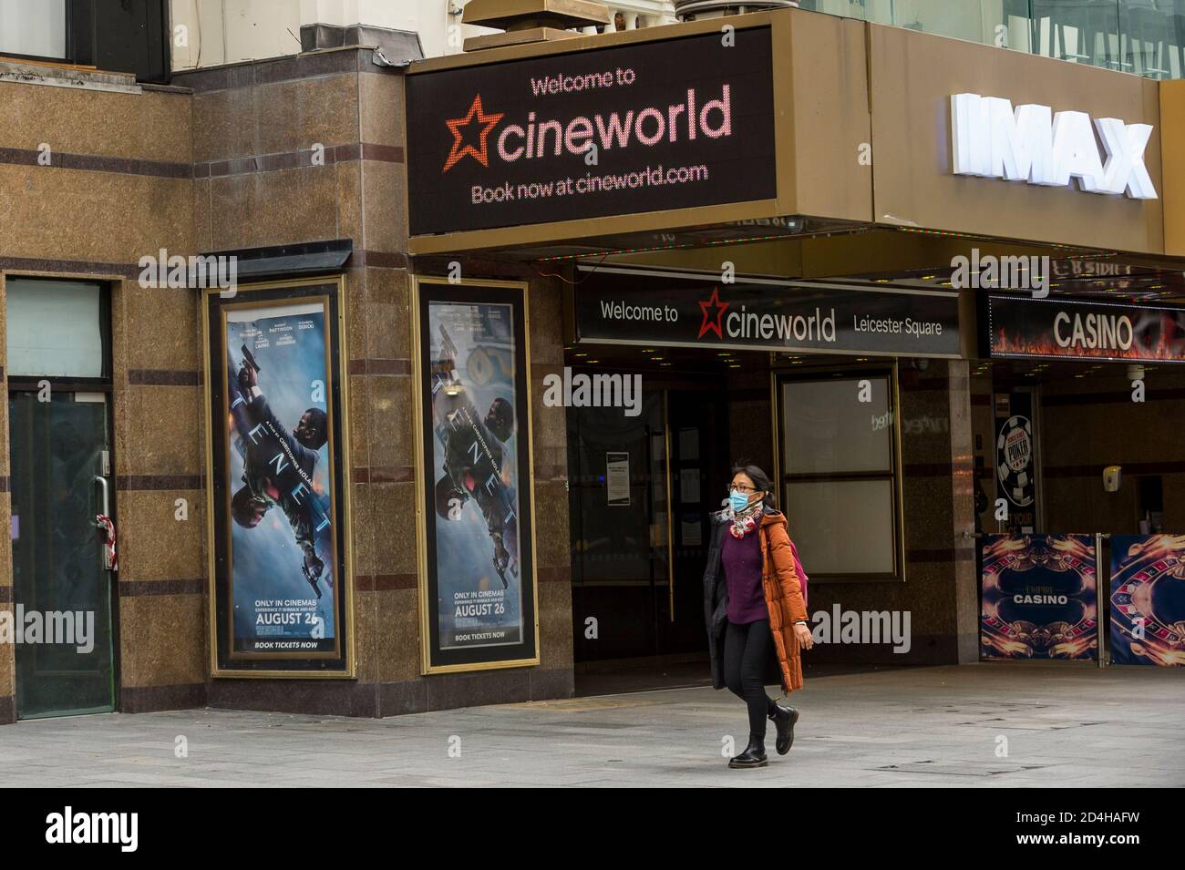 Londres, Royaume-Uni, 9 octobre 2020. L'extérieur du cinéma Cineworld de Leicester Square. La chaîne a récemment annoncé la fermeture de 127 sites à travers le Royaume-Uni après la date de sortie du nouveau film James Bond, No Time To Die, a été reportée au printemps 2021. Le propriétaire de l'immobilier AEW UK poursuit une action en justice contre les loyers impayés de plus de 200,000 000 livres, même si la chaîne a été forcée de fermer les cinémas en raison de la pandémie du coronavirus et que les studios de cinéma retardent les lancements à l'avenir. Il est signalé que la CVA (arrangements volontaires obligatoires) pourrait devenir probable. Crédit : Stephen Chung Banque D'Images