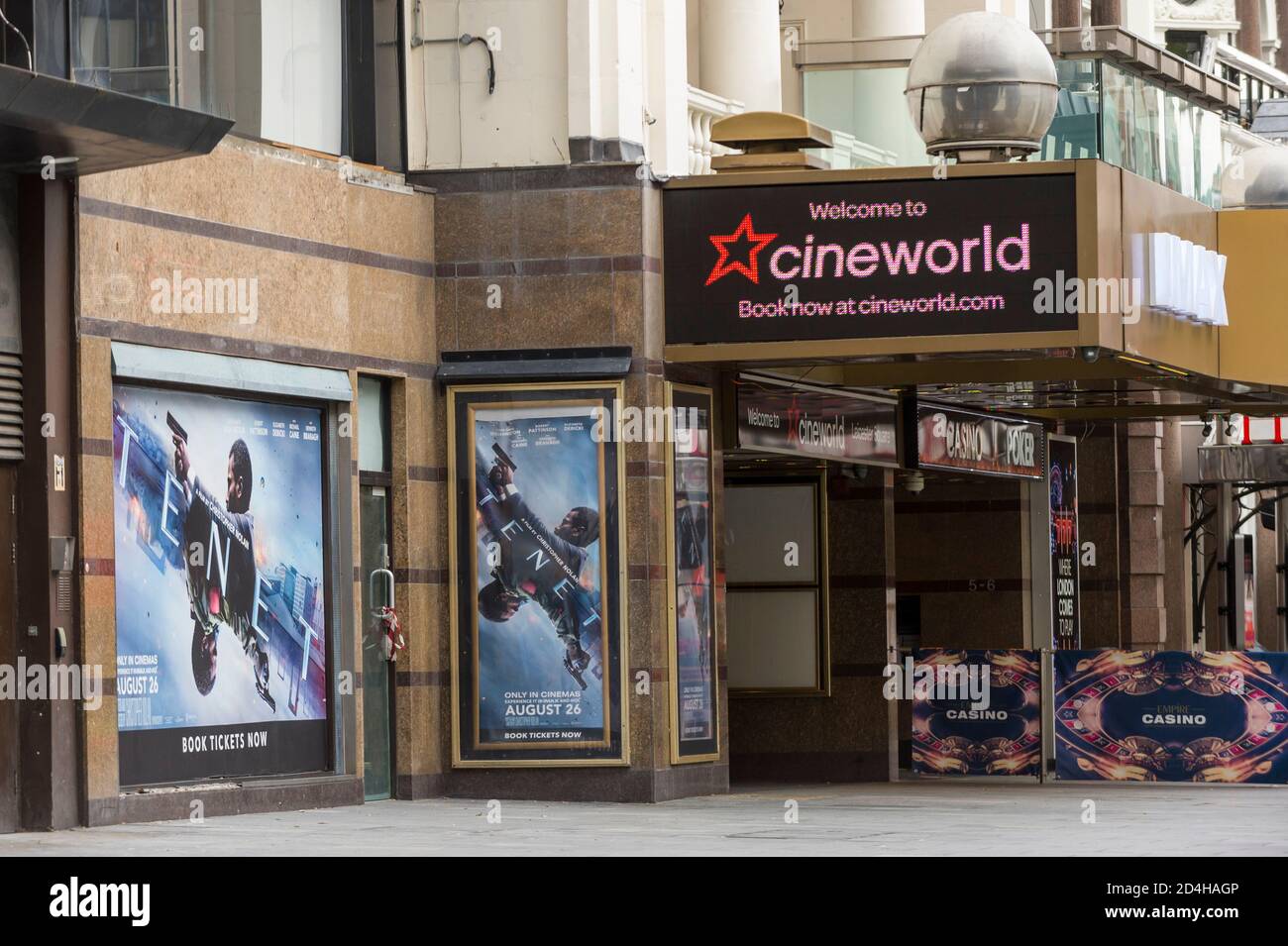 Londres, Royaume-Uni, 9 octobre 2020. L'extérieur du cinéma Cineworld de Leicester Square. La chaîne a récemment annoncé la fermeture de 127 sites à travers le Royaume-Uni après la date de sortie du nouveau film James Bond, No Time To Die, a été reportée au printemps 2021. Le propriétaire de l'immobilier AEW UK poursuit une action en justice contre les loyers impayés de plus de 200,000 000 livres, même si la chaîne a été forcée de fermer les cinémas en raison de la pandémie du coronavirus et que les studios de cinéma retardent les lancements à l'avenir. Il est signalé que la CVA (arrangements volontaires obligatoires) pourrait devenir probable. Crédit : Stephen Chung Banque D'Images