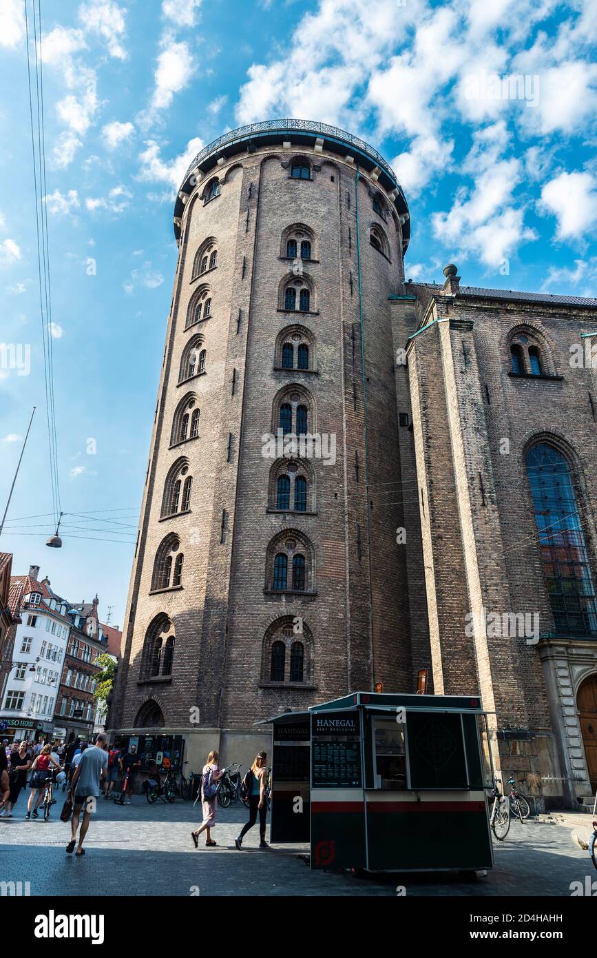 Copenhague, Danemark - 27 août 2019 : la tour ronde (Rundetårn), anciennement Stellaburgis Hafniens, est une tour située dans le centre de Copenhague avec peo Banque D'Images