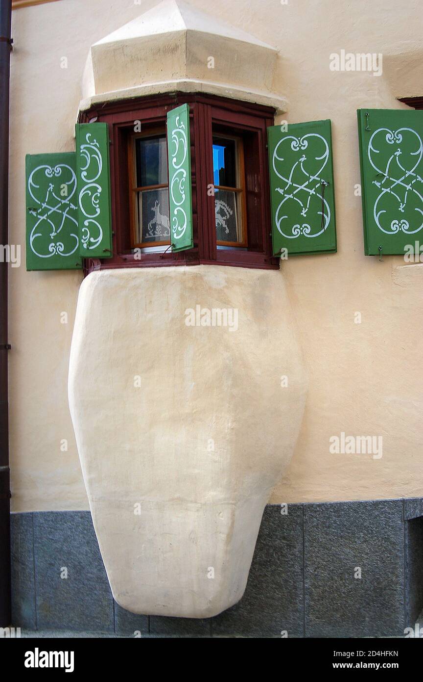 Balcon avec fenêtres en bois et volets verts dans l'ancien village de Guarda, commune de Scuol, vallée d'Engadin, canton de Graubunden, Suisse, Banque D'Images