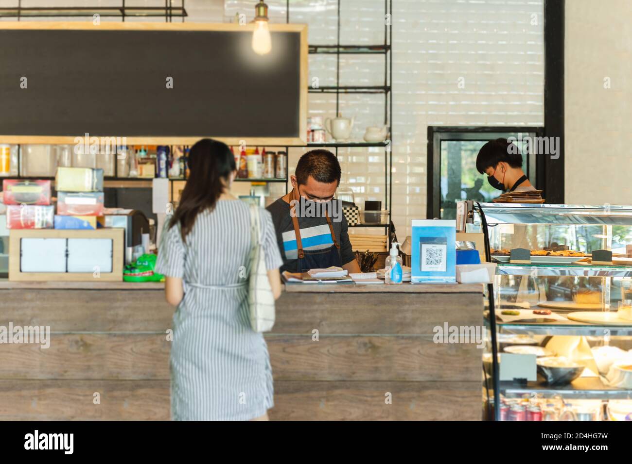 Social distance conceptuel petit serveur d'affaires servant le client dans le café. Banque D'Images