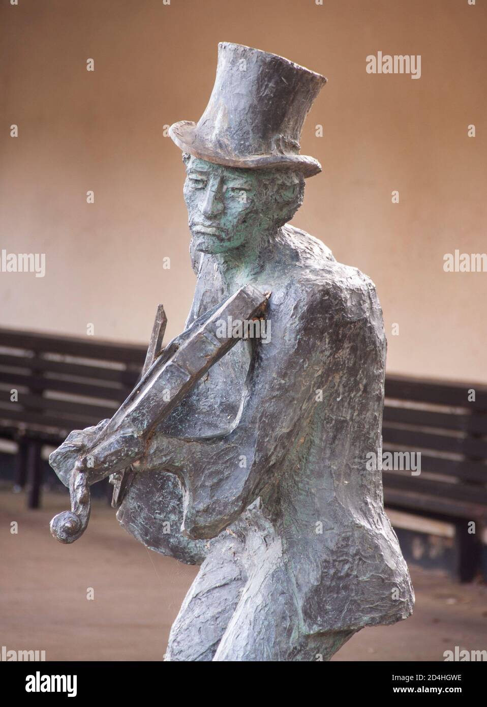 Le Sidmouth Fiddler, une statue commémorant les 50 ans de la semaine folklorique Sidmouth dans les jardins Connaught de la ville Banque D'Images