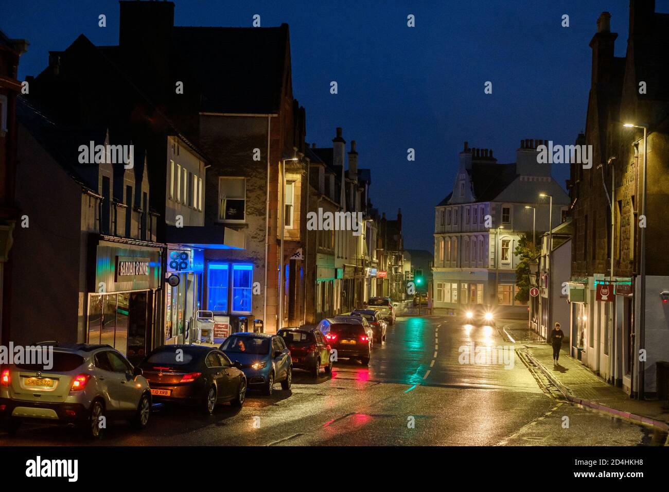 Le centre-ville de Stornoway la nuit. Banque D'Images