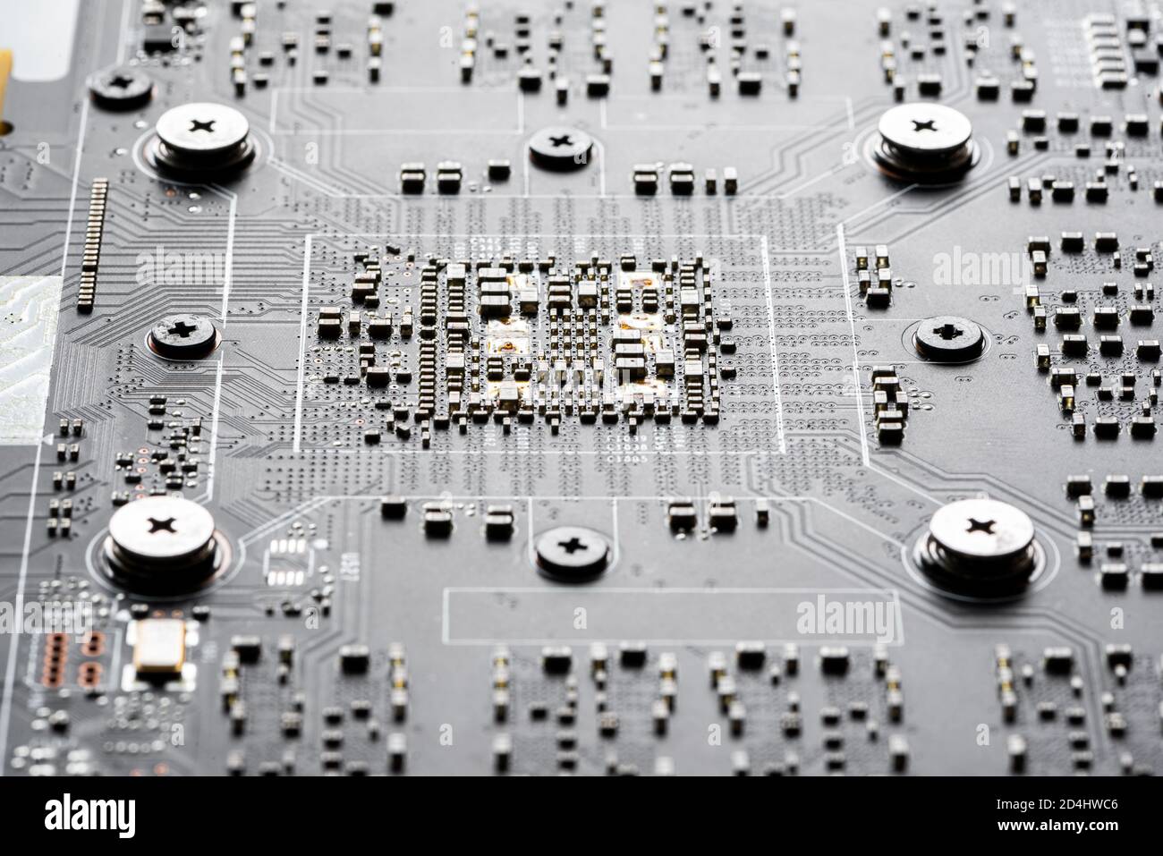 Carte de circuit imprimé électronique en macro-gros plan avec circuits de transistors et éléments matériels électriques, puces d'ordinateur visibles Banque D'Images