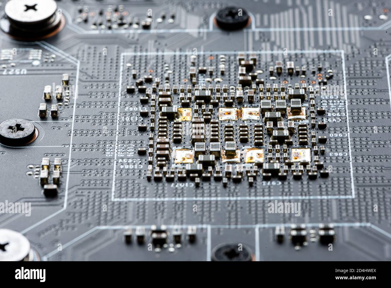 Carte de circuit imprimé électronique en macro-gros plan avec circuits de transistors et éléments matériels électriques, puces d'ordinateur visibles Banque D'Images