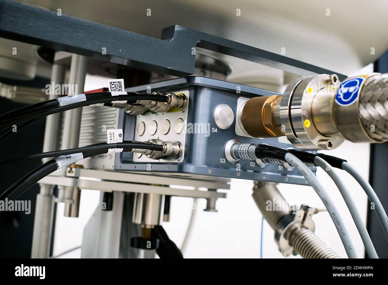 Équipement de laboratoire pour les expériences scientifiques, détail de l'apport d'azote liquide et d'hélium à l'aimant Banque D'Images