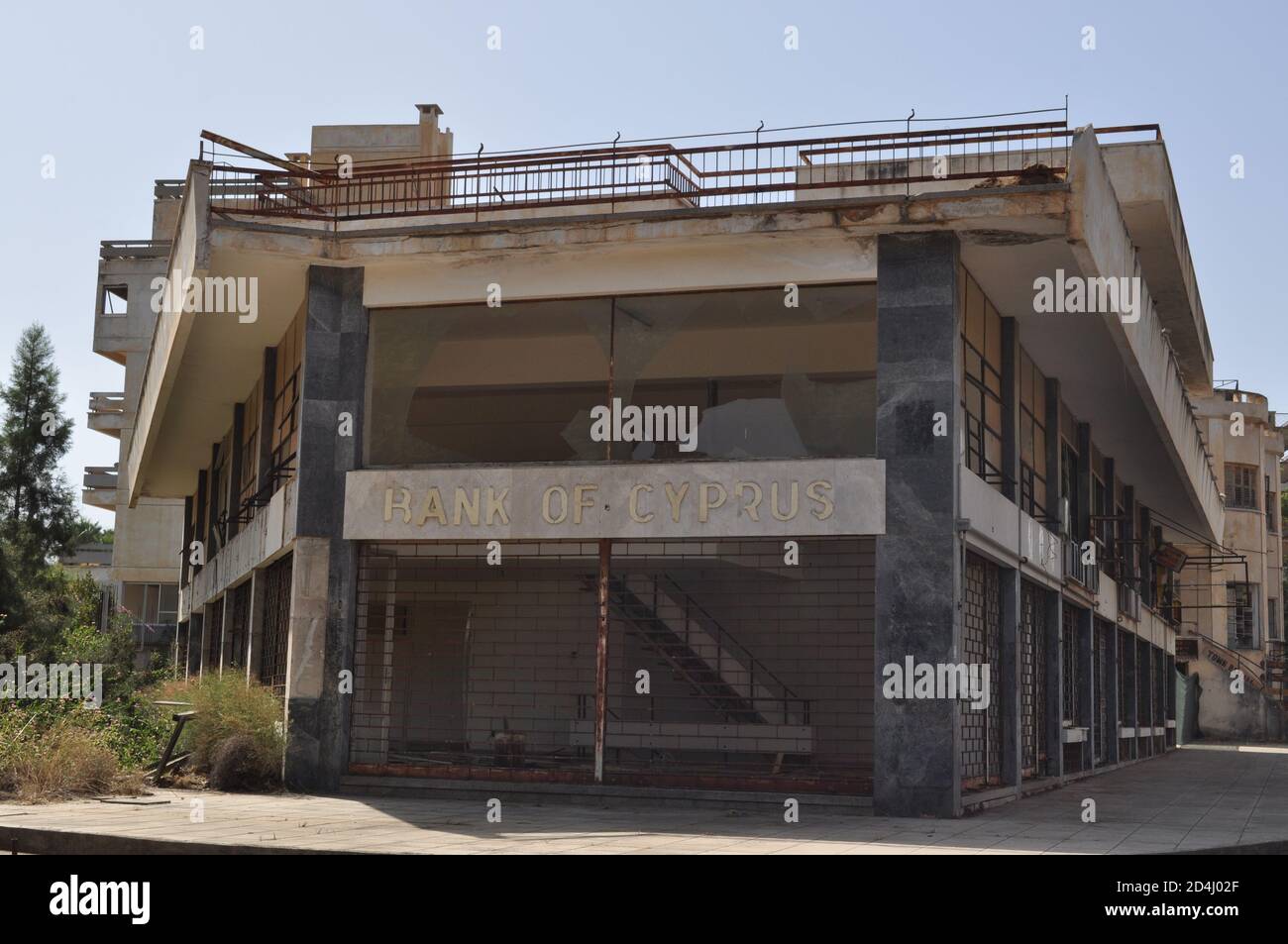 Famagusta, Chypre du Nord. 8 octobre 2020. Cette photo prise le 8 octobre 2020 montre des fenêtres brisées d'une branche abandonnée de la Banque de Chypre dans la station balnéaire abandonnée de Varosha, en République turque de Chypre-Nord (TRNC), Accessible au public pour la première fois en 46 ans après la décision du gouvernement chypriote turc de rouvrir partiellement cette zone clôturée de Famagusta. Varosha a été laissé intact pendant des décennies, scellé par les autorités turques après la guerre de Chypre de 1974, lorsque ses habitants chypriotes principalement grecs ont fui, et l'île a été divisée. (Photos de Selim KUMBA Banque D'Images