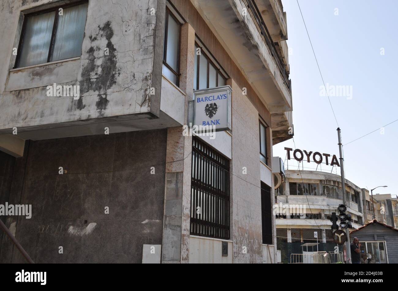 Famagusta, Chypre du Nord. 8 octobre 2020. Cette photo prise le 8 octobre 2020 montre les enseignes Barclays Bank et Toyota accrochées au-dessus de leurs locaux dans la station balnéaire abandonnée de Varosha, en République turque de Chypre-Nord (TRNC), Accessible au public pour la première fois en 46 ans après la décision du gouvernement chypriote turc de rouvrir partiellement cette zone clôturée de Famagusta. Varosha a été laissé intact pendant des décennies, scellé par les autorités turques après la guerre de Chypre de 1974, lorsque ses habitants chypriotes principalement grecs ont fui, et l'île a été divisée. (Photos de Selim KUM Banque D'Images