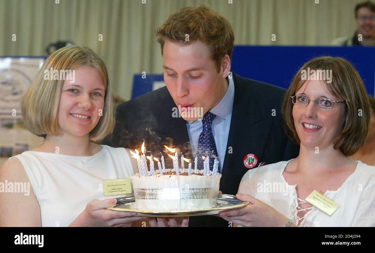 Le Prince William Souffle Les Bougies Sur Un Gateau D Anniversaire Qui Lui A Ete Donne Lors D Une Visite A La Foire Alimentaire D Anglesey Dans Le Nord Du Pays De Galles Le Prince Le Prince William Souffle Les Bougies Sur Un Gateau D Anniversaire Qui Lui A Ete Donne Lors D Une Visite A La Foire Alimentaire D Anglesey Dans Le Nord Du Pays De Galles Le Prince